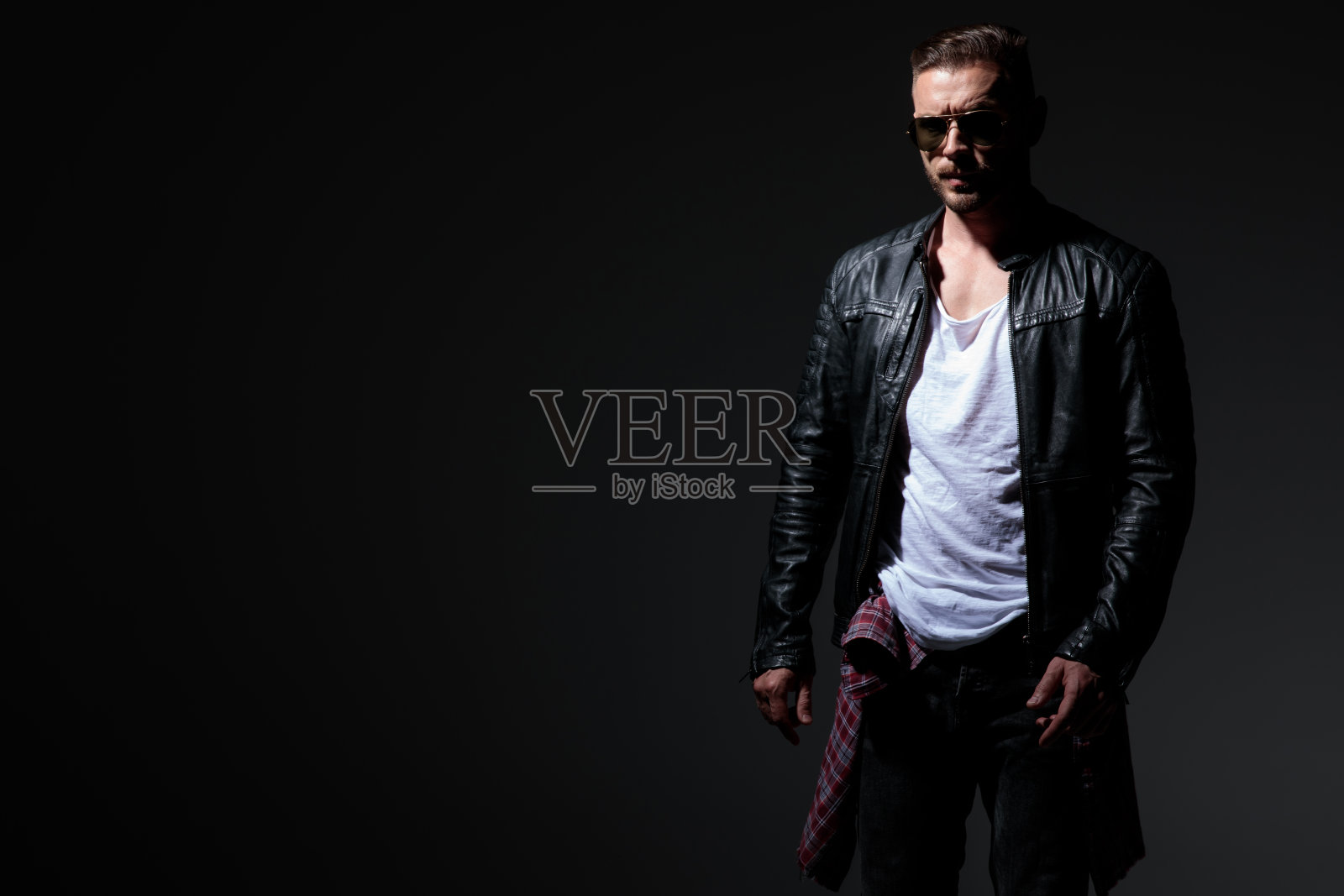 心烦意乱的骑自行车的人皱眉，看着一边走照片摄影图片