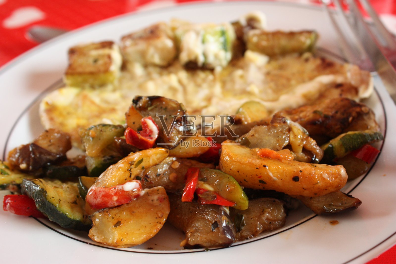 奶油火鸡肉排配各种蔬菜照片摄影图片