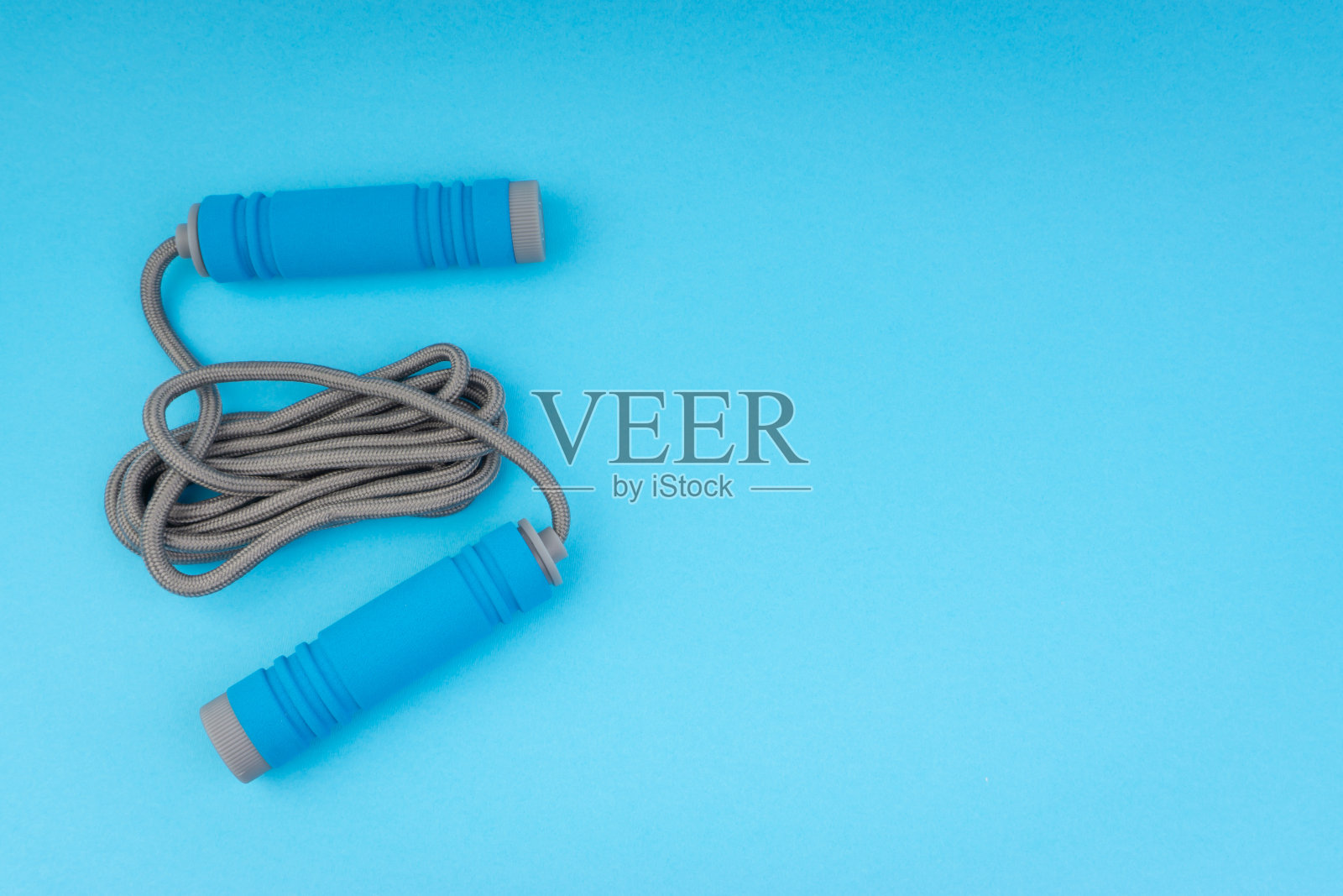 跳绳或跳绳孤立在蓝色背景照片摄影图片