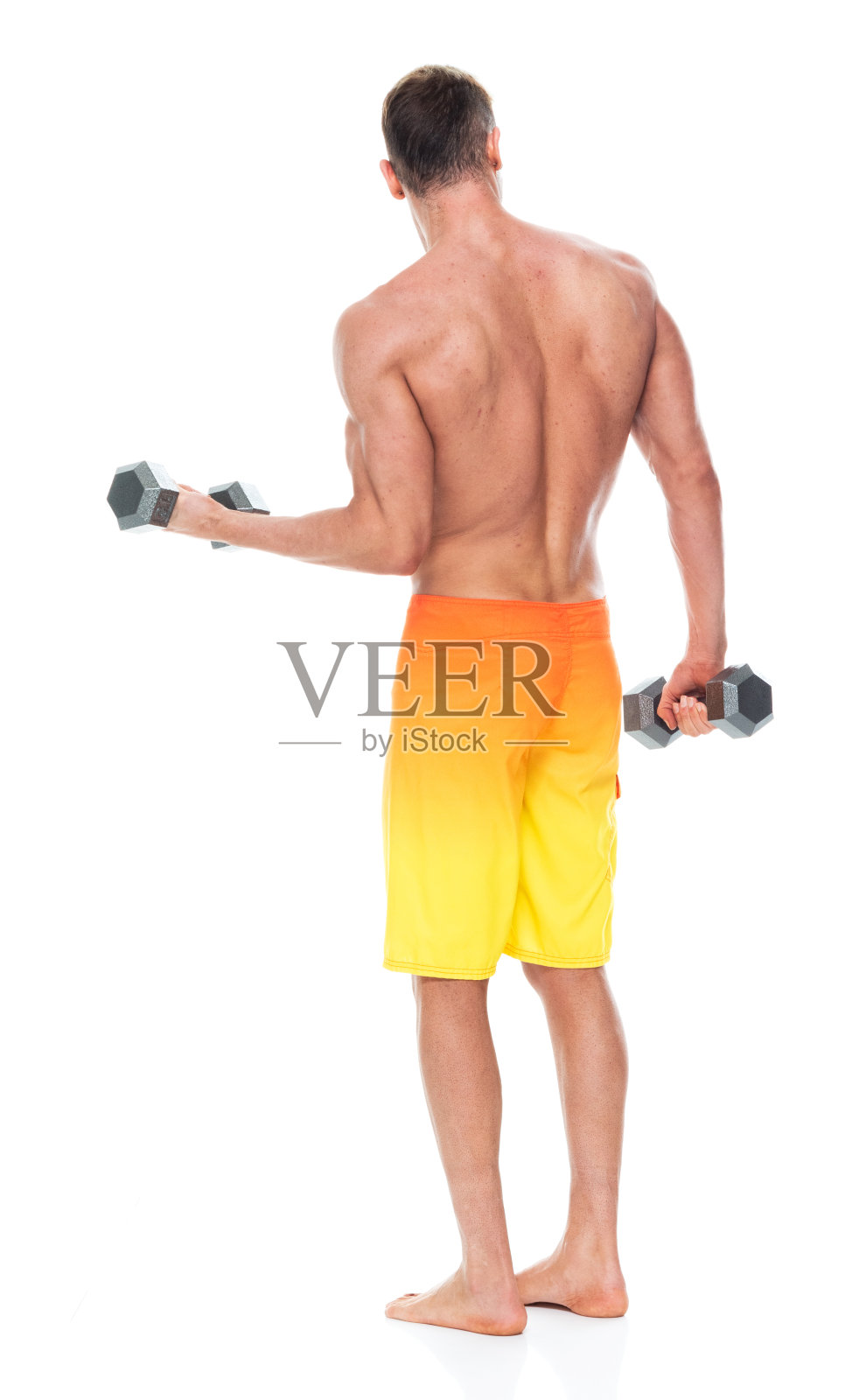 有吸引力的肌肉男人谁是赤膊和穿着冲浪短裤，是在锻炼照片摄影图片