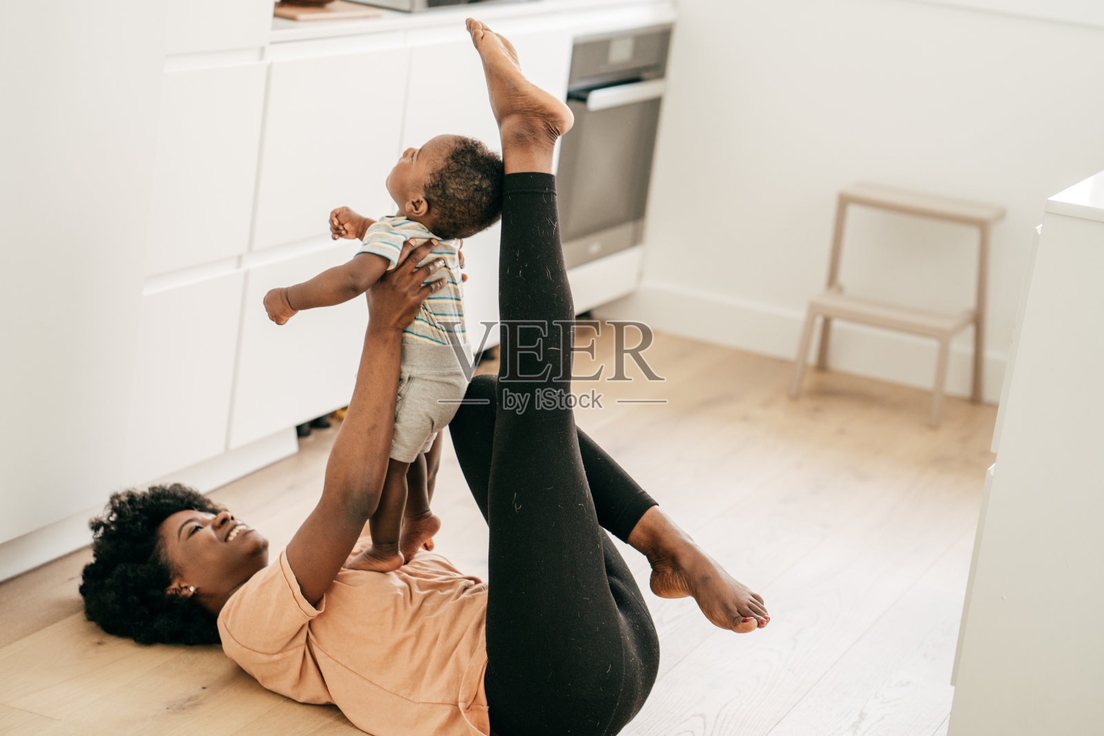 和孩子在一起的日常生活照片摄影图片