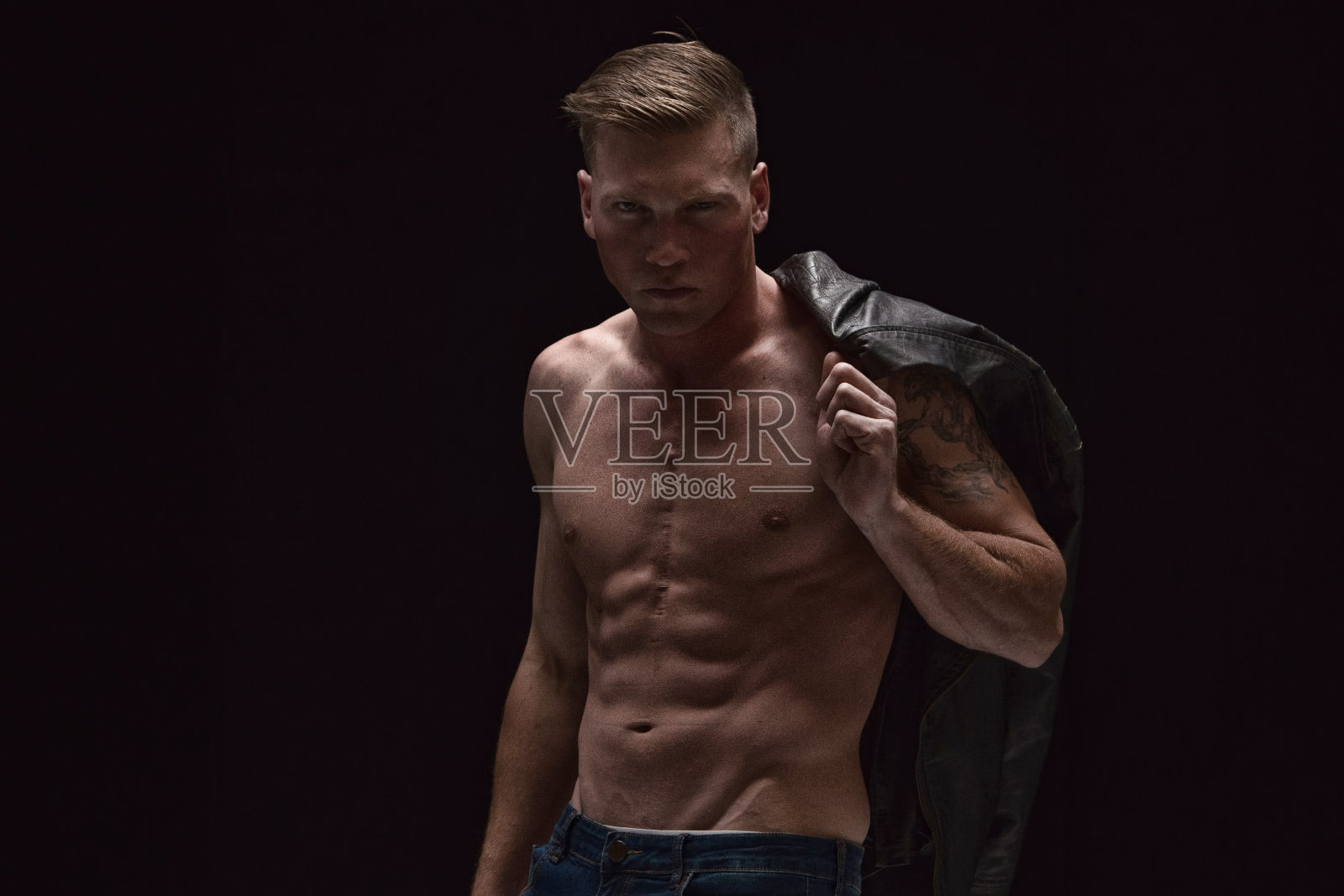 穿着皮夹克和赤膊的酷男人照片摄影图片