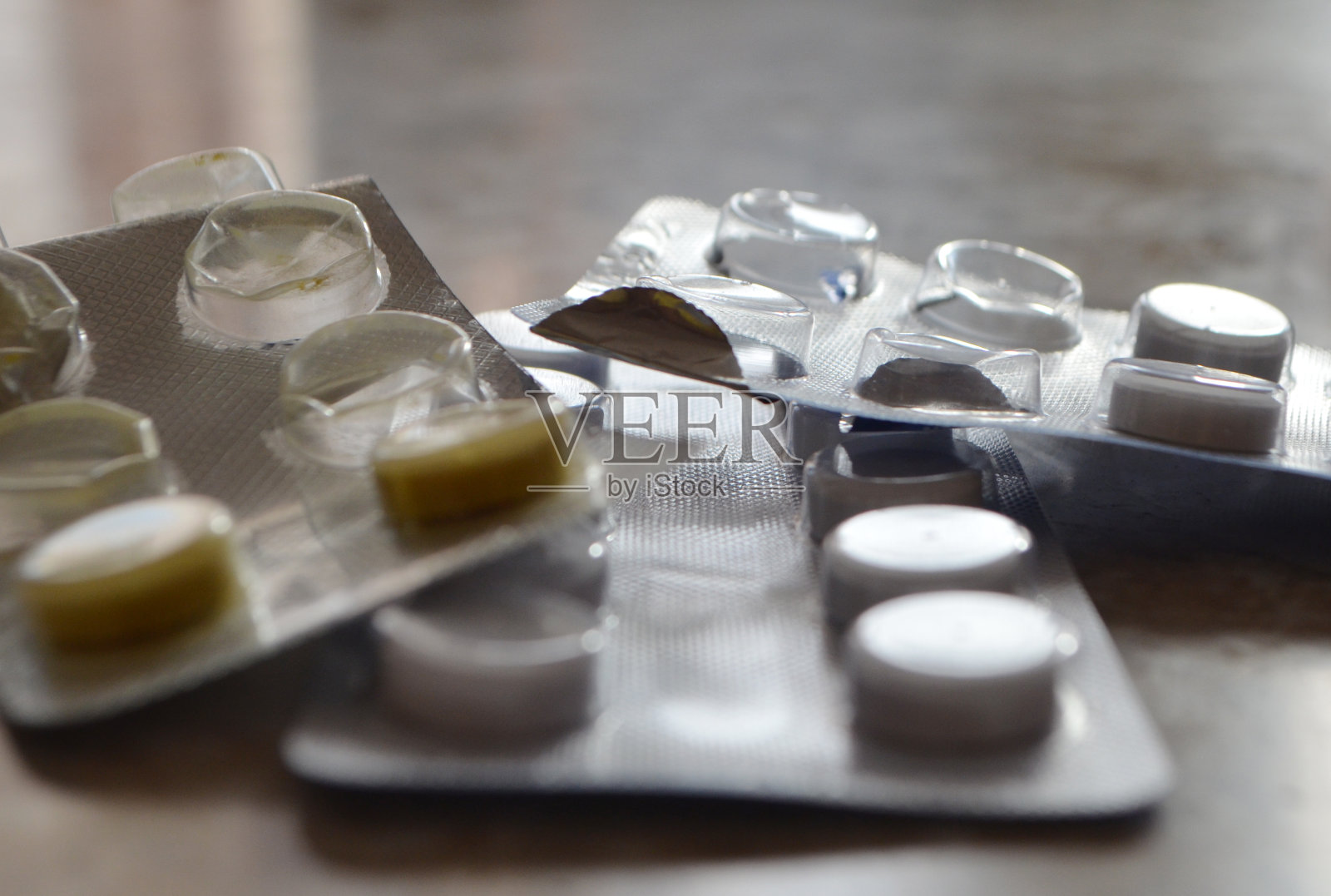 桌子上的药片：健康与医药照片摄影图片