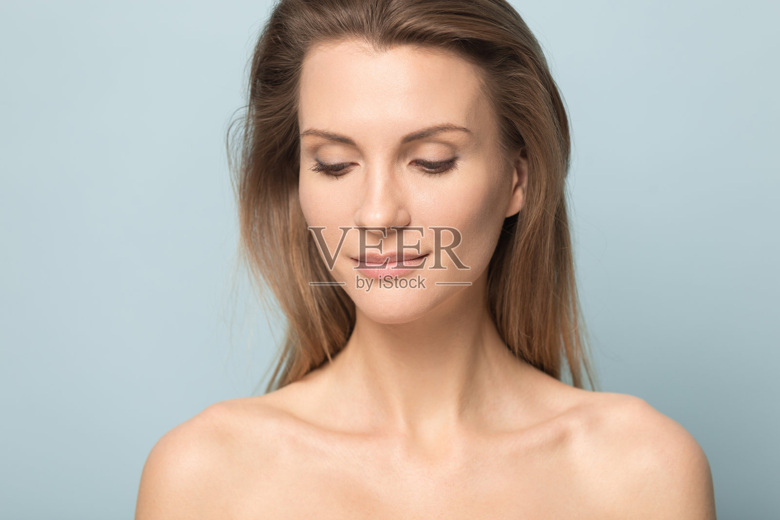 漂亮的年轻女子，有着干净完美的皮肤，自然的妆容照片摄影图片