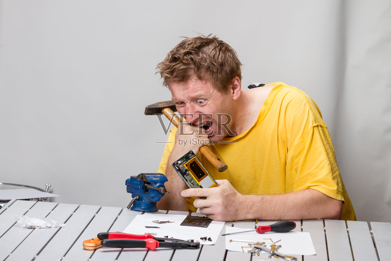 手机修理工照片摄影图片