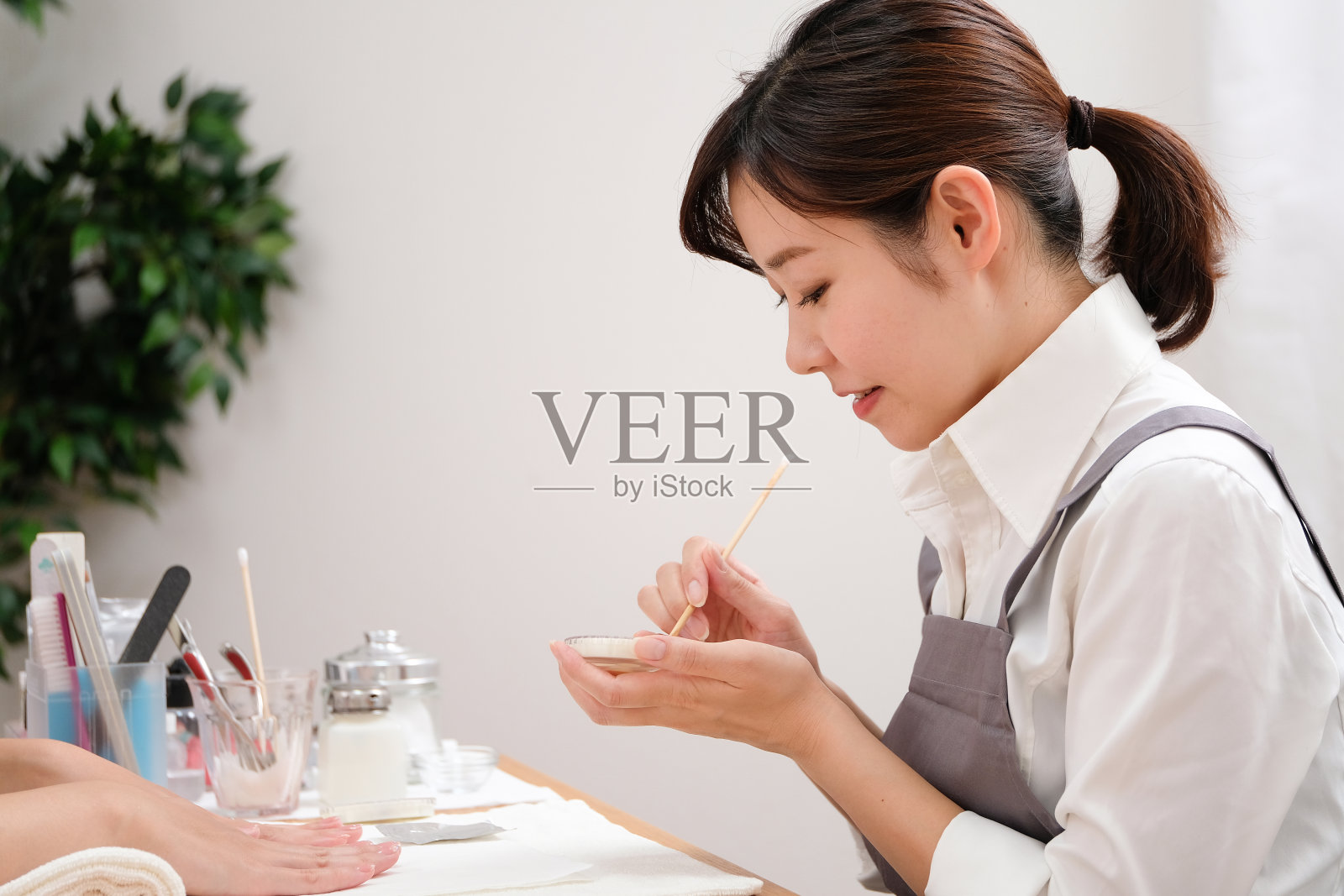 指甲设计师装饰顾客的指甲照片摄影图片