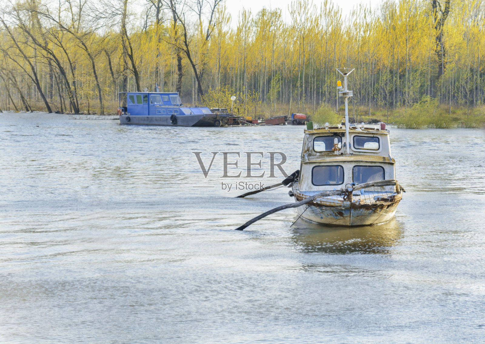 废弃的旧渔船停泊在水面上照片摄影图片