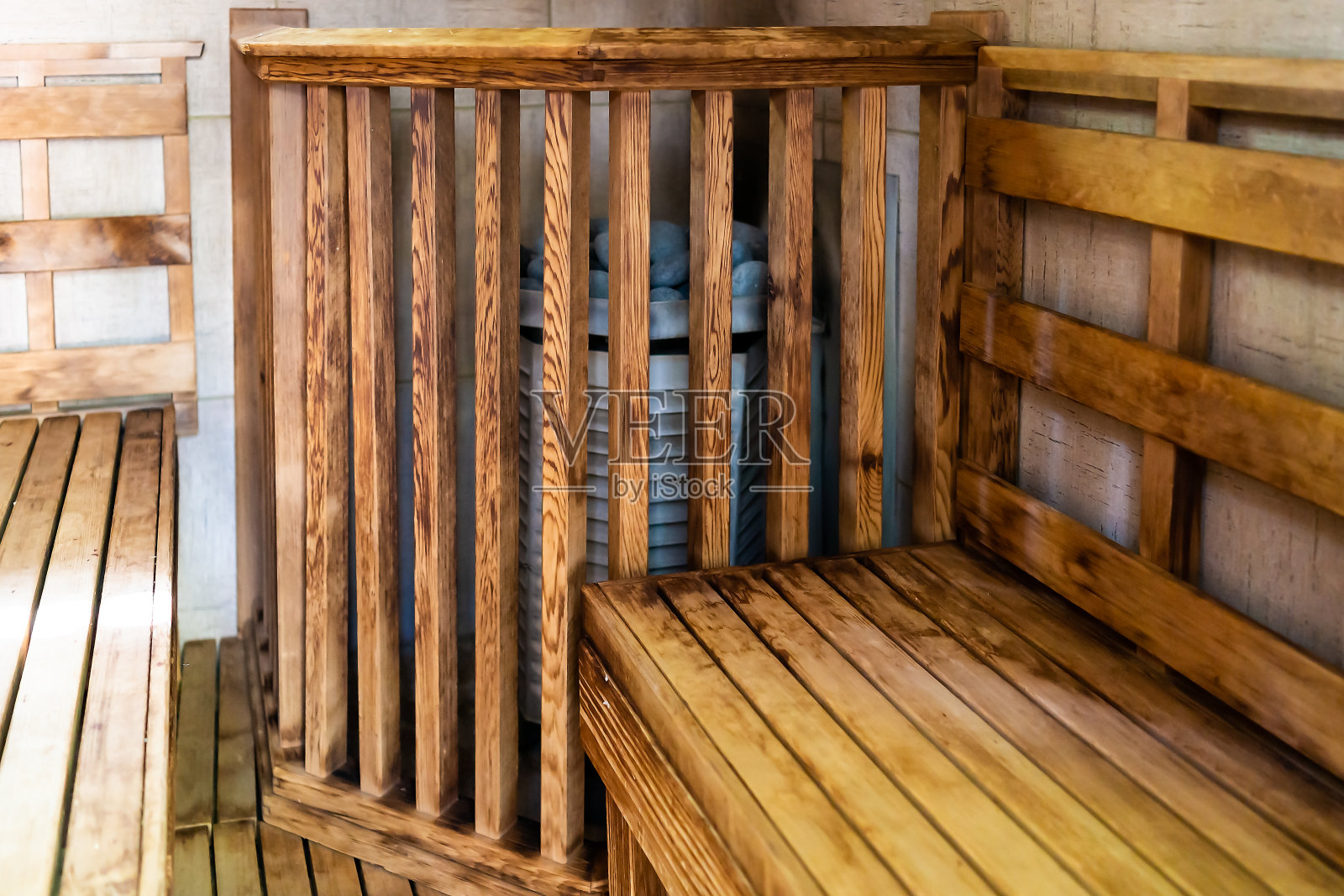 加热器在空的木制桑拿长椅与没有人在房间为健康照片摄影图片