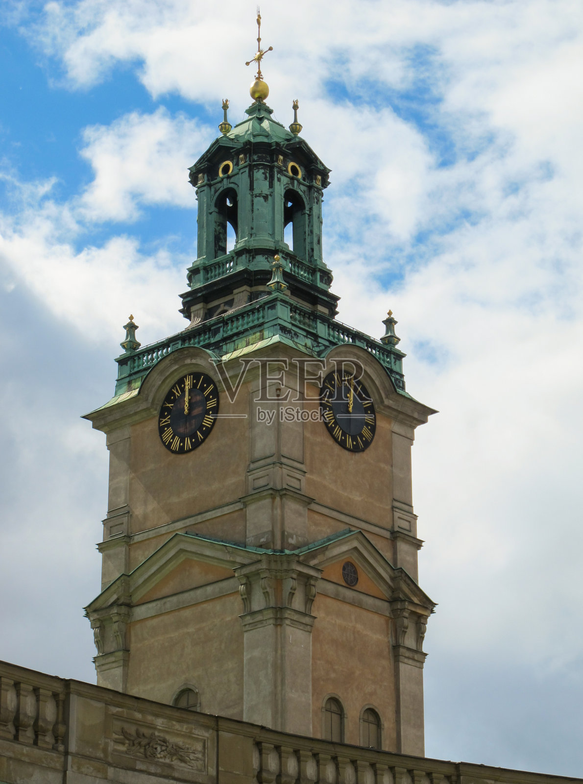 圣尼古拉斯斯托基尔坎大教堂钟楼12点的垂直视图。斯德哥尔摩,瑞典照片摄影图片