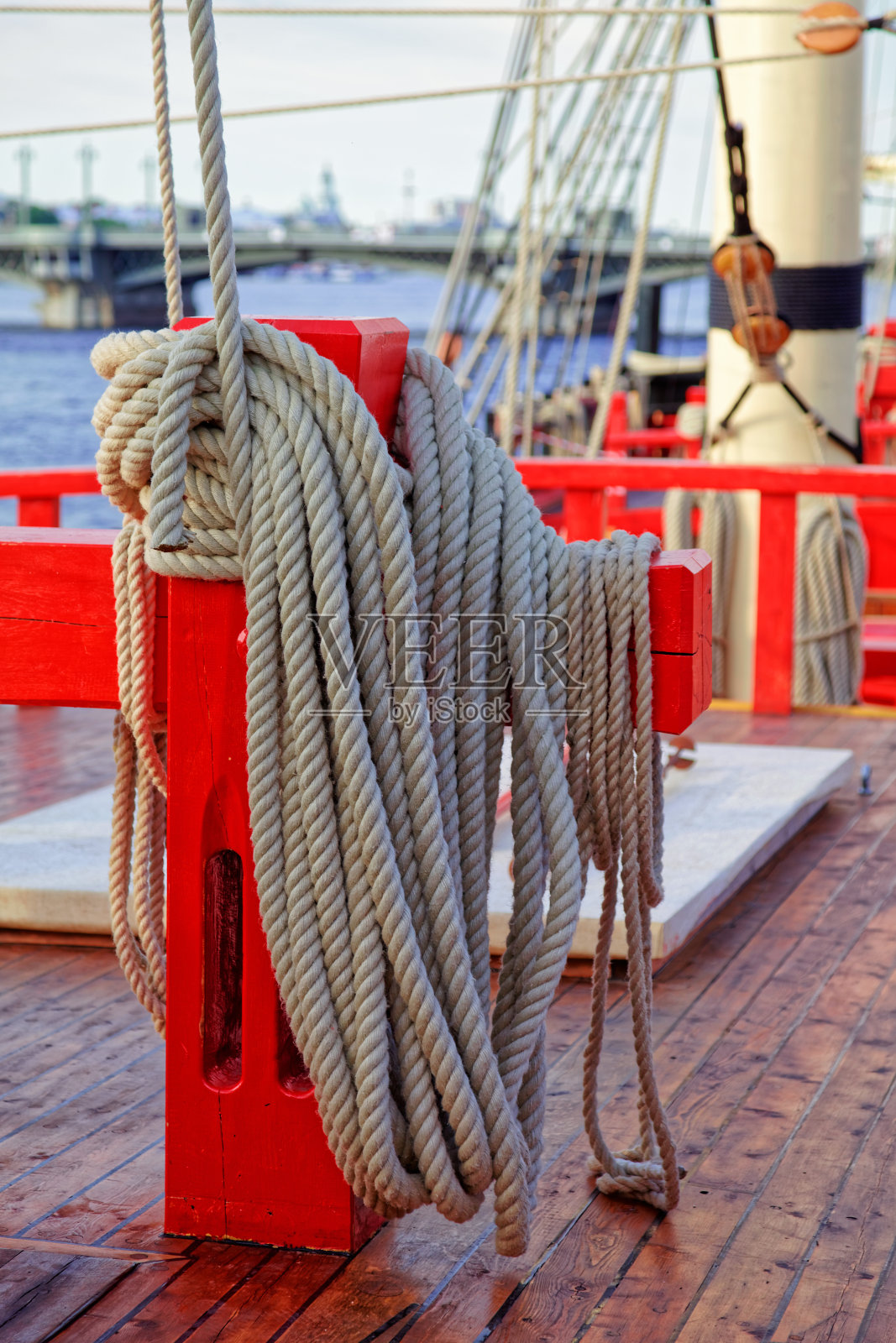 古老的木制帆船大炮。船的详细甲板。圣彼得堡,俄罗斯照片摄影图片