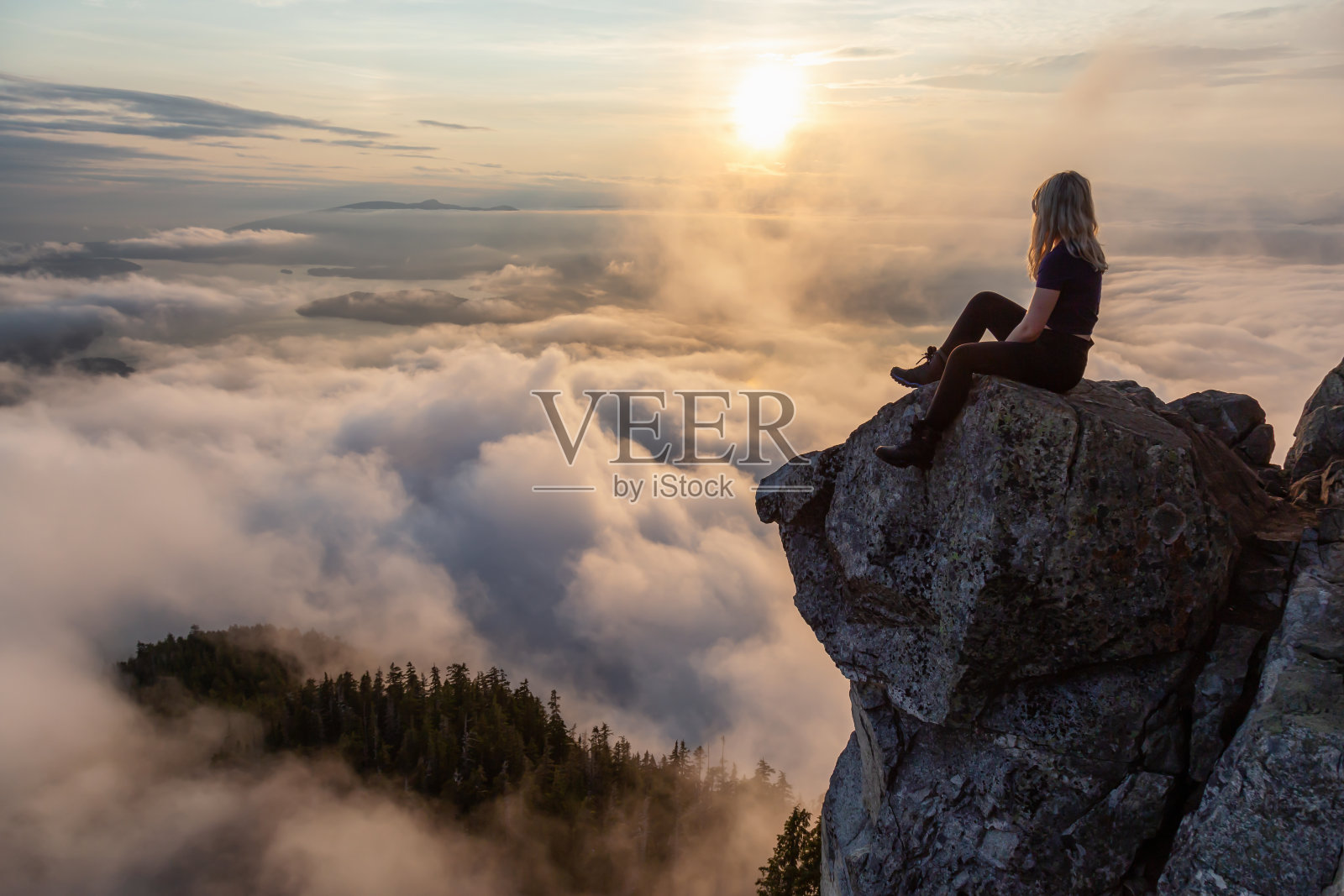 站在美丽山顶的女人照片摄影图片