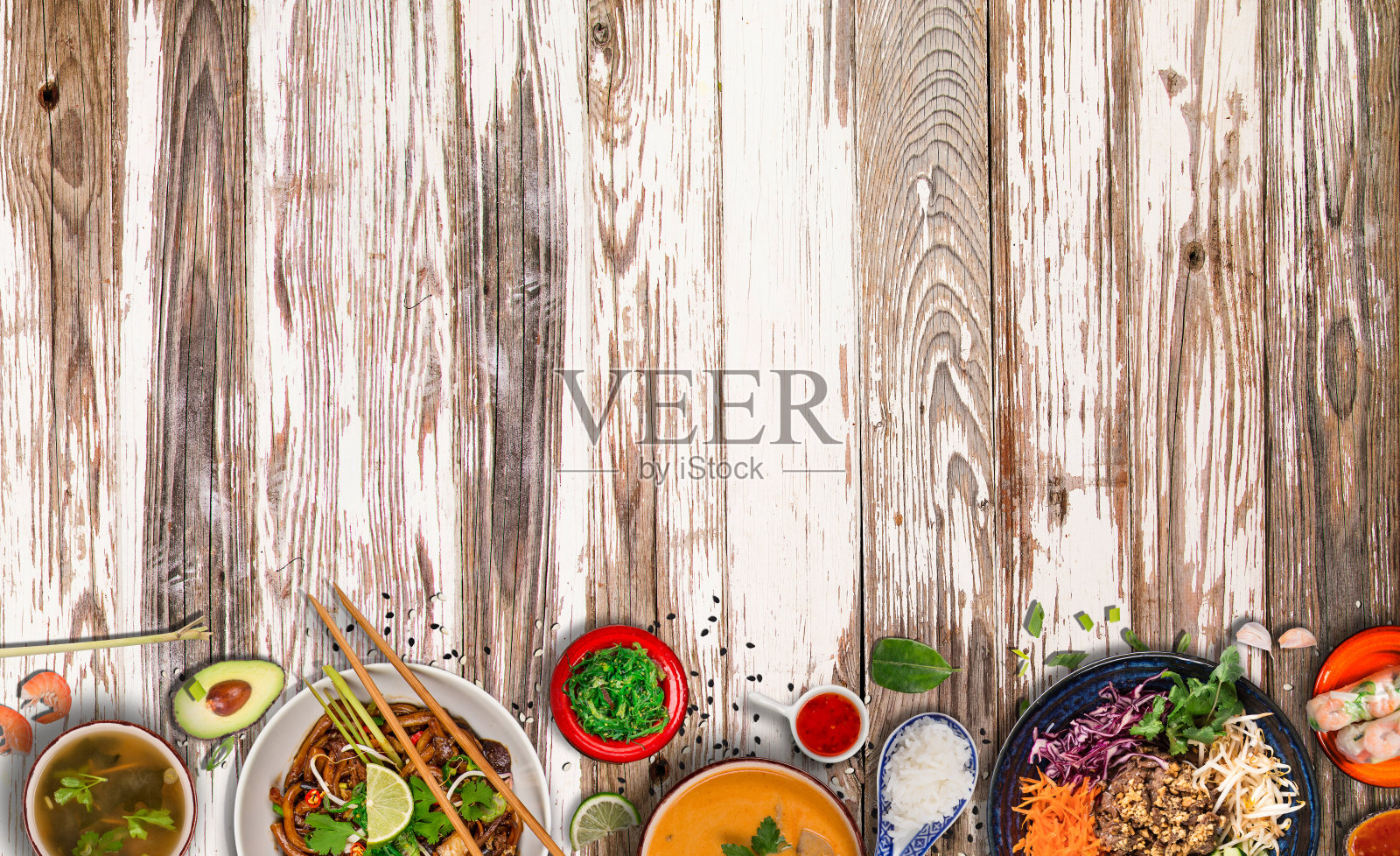 以亚洲食物为背景，在质朴的木桌上搭配各种食材。照片摄影图片