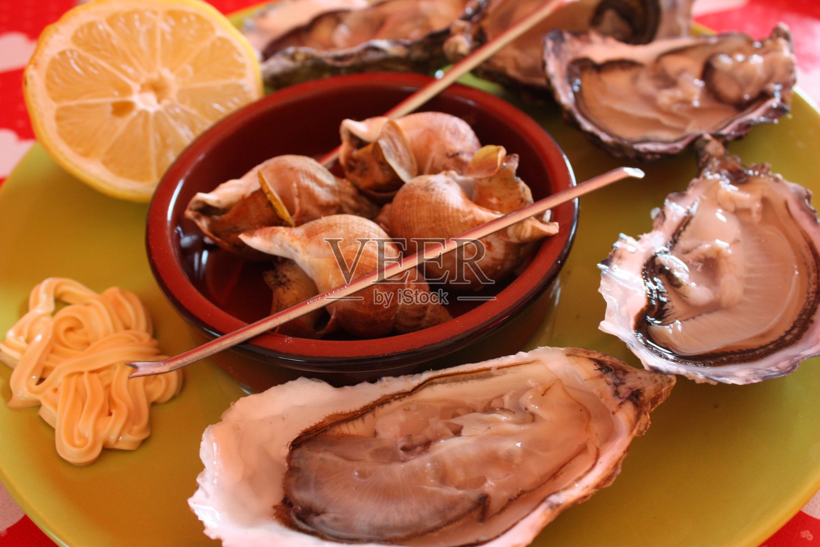牡蛎打开和煮海螺蛋黄酱照片摄影图片