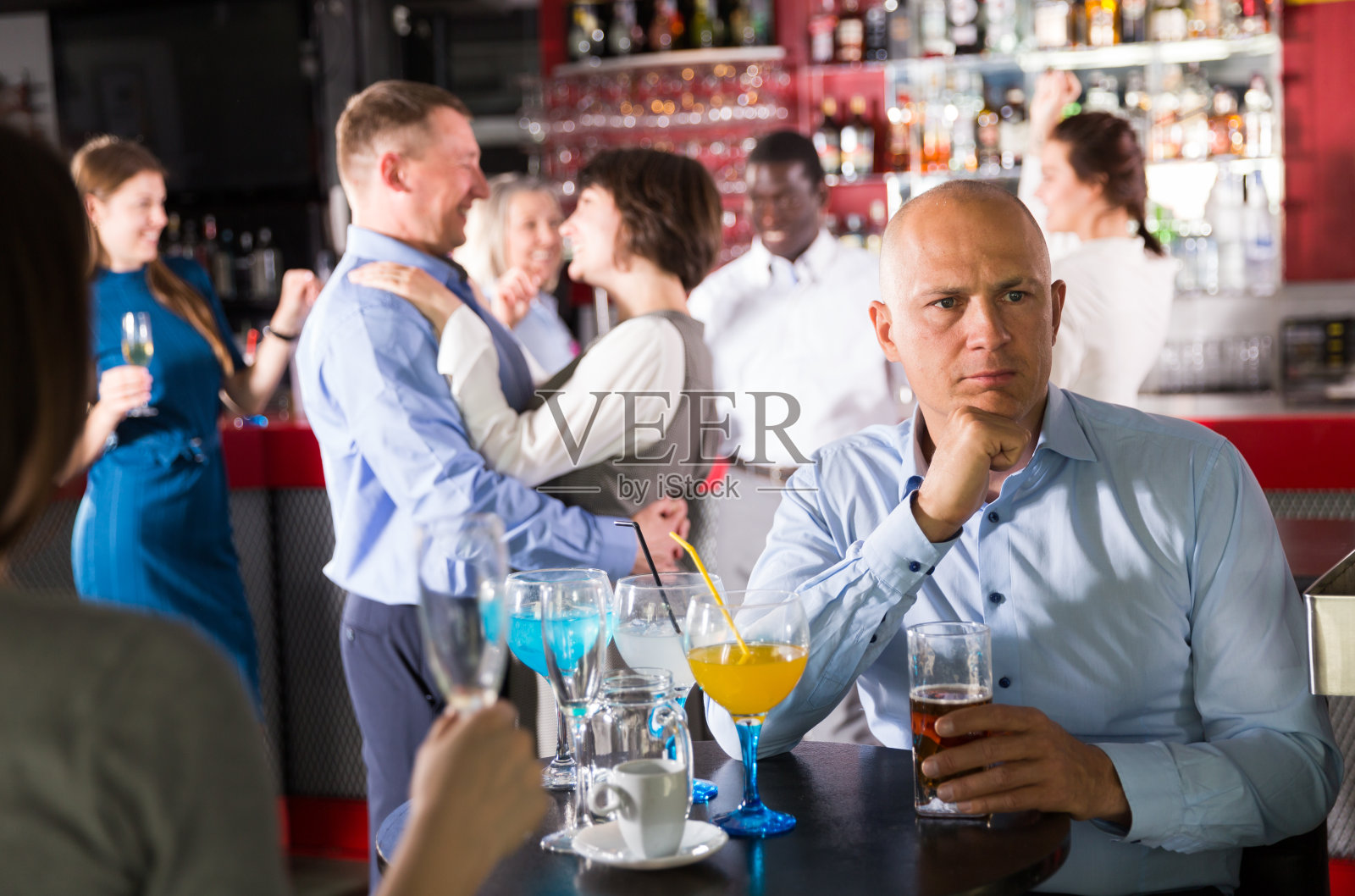 公司聚会上的忧心忡忡的商人照片摄影图片