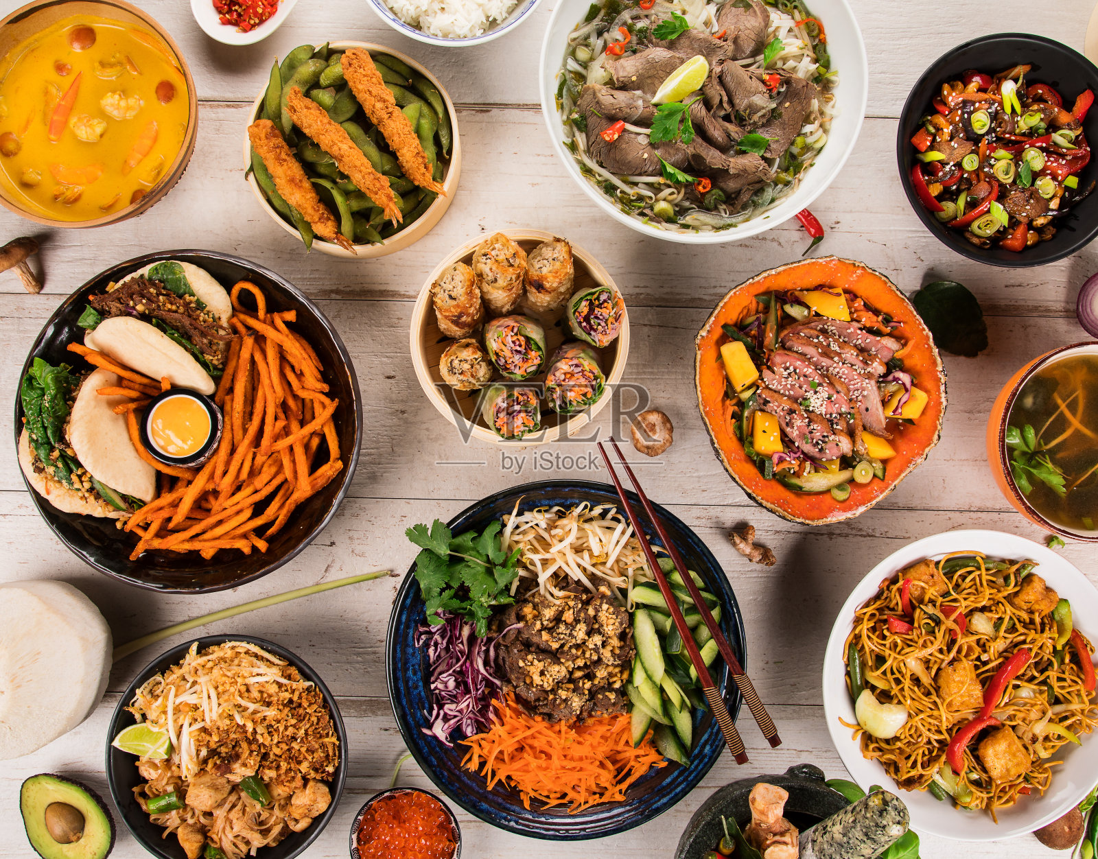 以亚洲食物为背景，在质朴的木桌上搭配各种食材。照片摄影图片