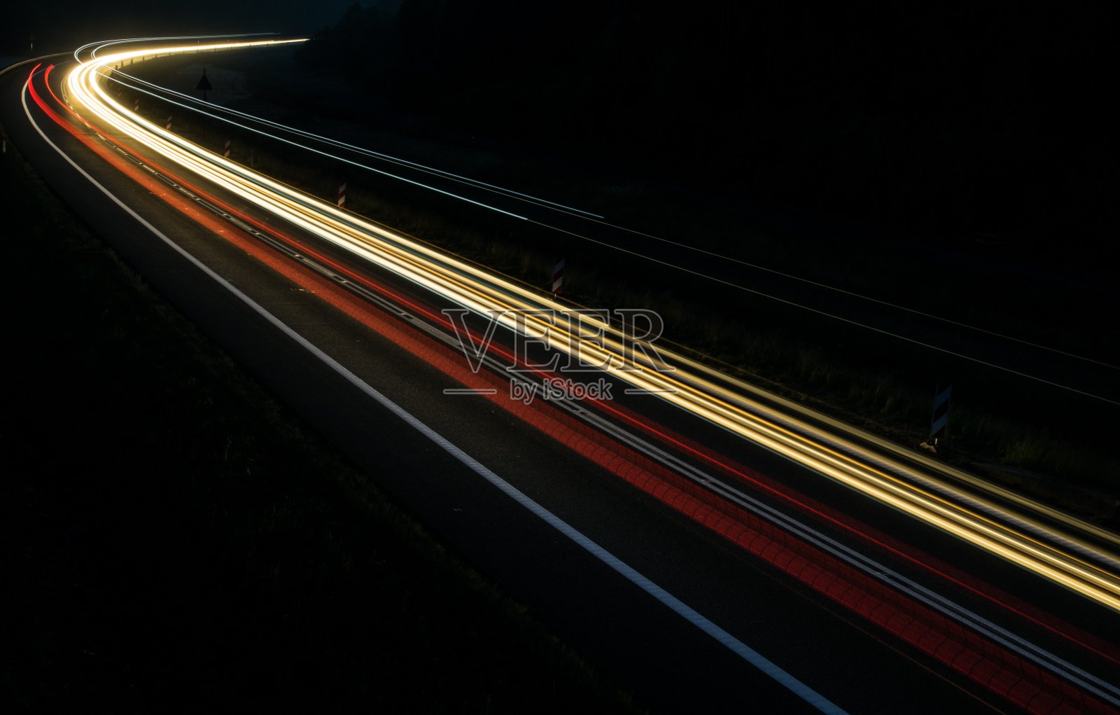 夜晚的车灯照片摄影图片