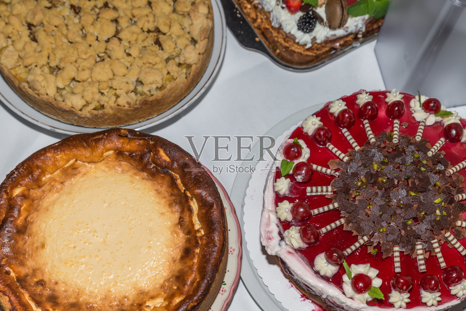 甜点自助餐有各种松饼，蛋糕和糕点照片摄影图片