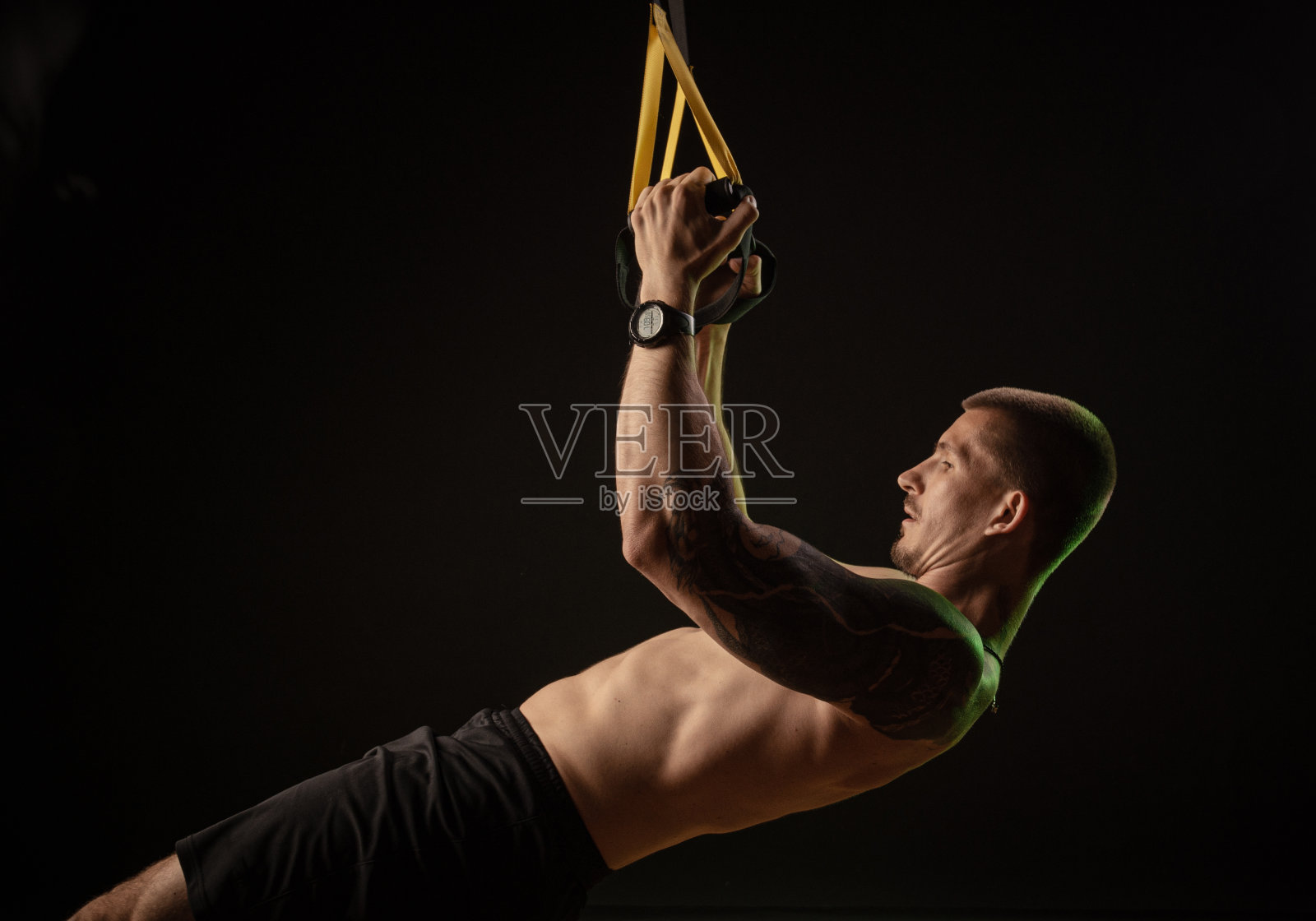 一个人在TRX上摆姿势和练习照片摄影图片