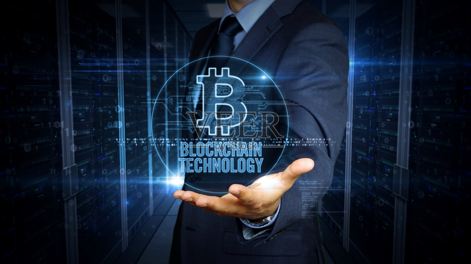 商人触摸屏与比特币全息图照片摄影图片