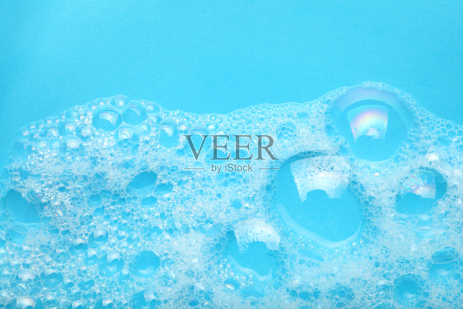 背景:肥皂泡沫和洗涤剂中的气泡。打扫屋子的概念照片摄影图片