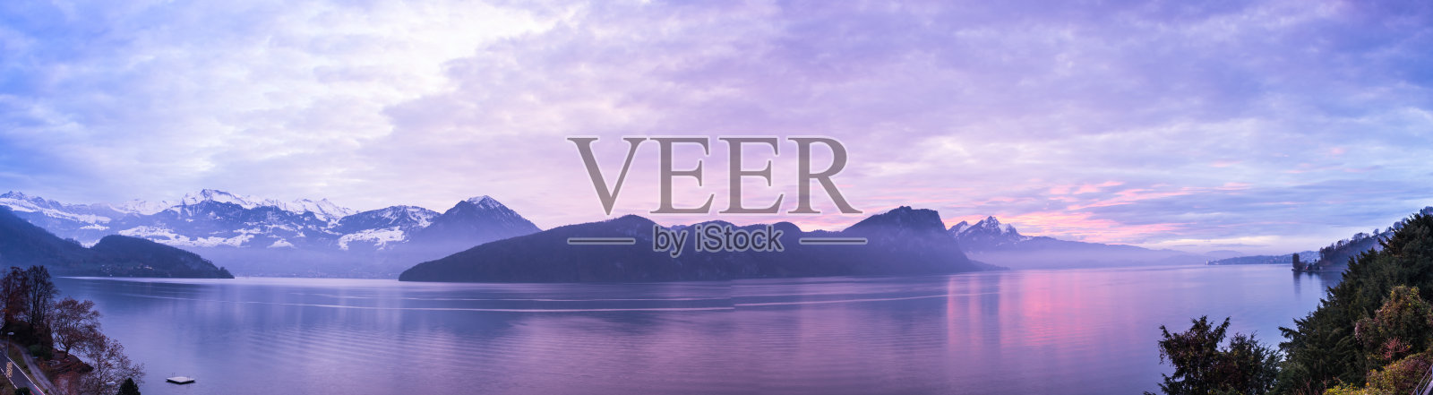 全景多宽。日落的湖和阿尔卑斯山在瑞士。卢塞恩和尼德瓦尔登的州。照片摄影图片