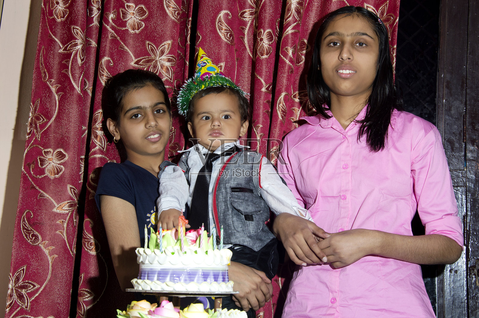 兄弟姐妹在家一起庆祝生日照片摄影图片