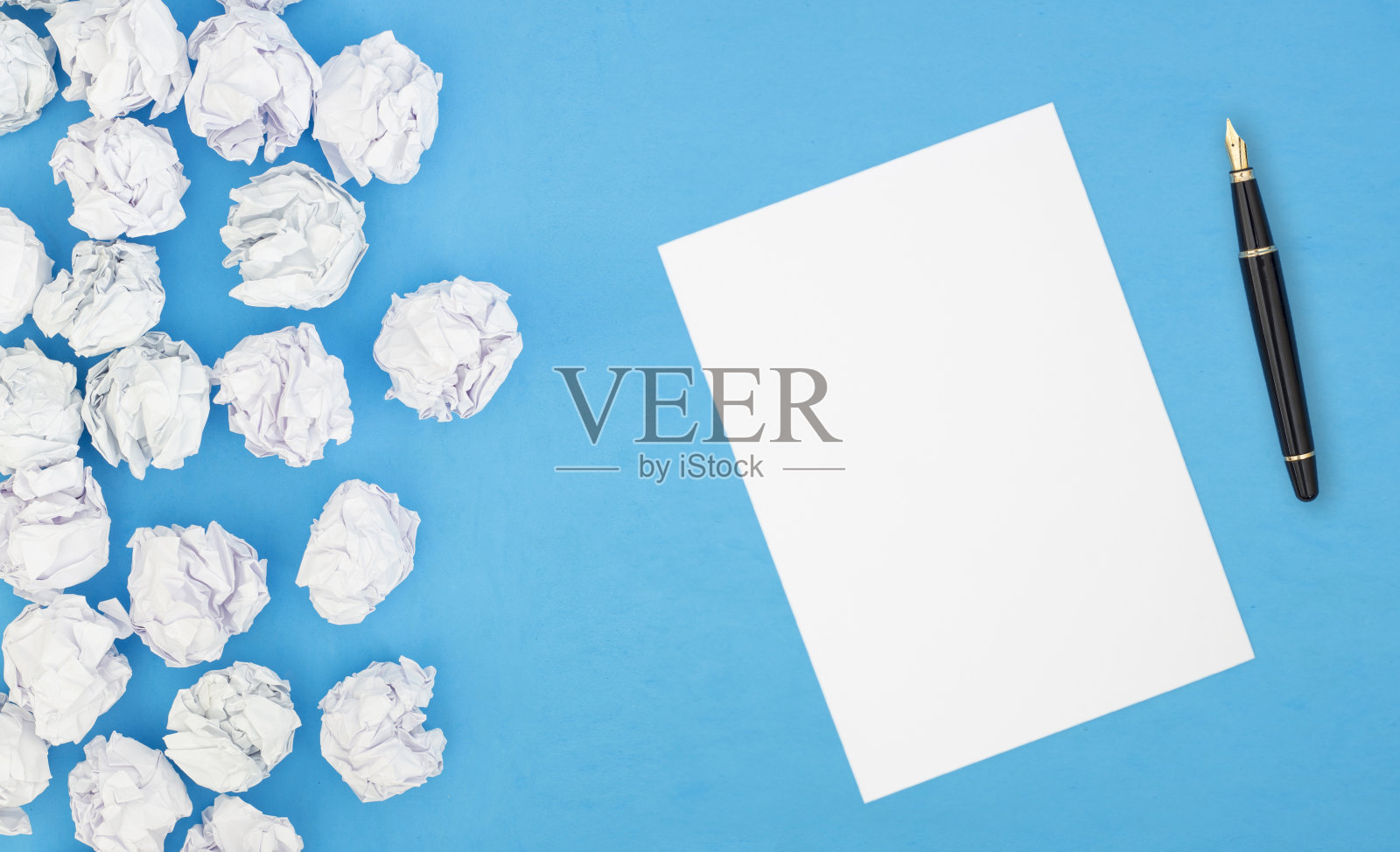 白纸和铅笔，旁边是皱巴巴的纸团照片摄影图片