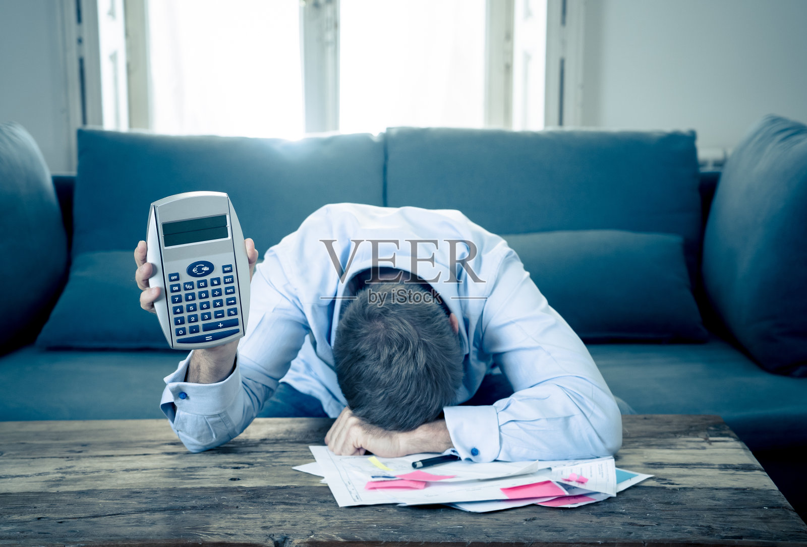 担心和绝望的企业家年轻人计算账单，税收费用，计算企业或家庭财务坐在家里的沙发上偿还债务，银行和财务问题的概念。照片摄影图片