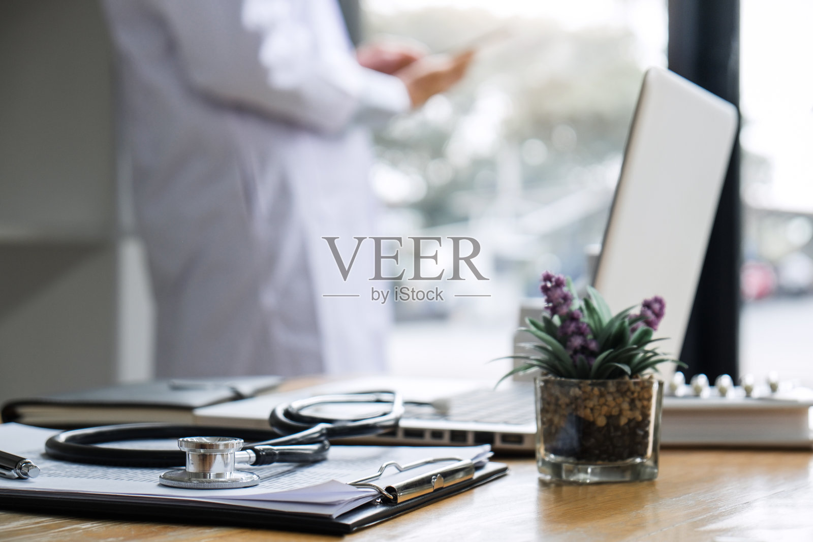 听诊器的近距离观察，医生在检查患者病史的同时考虑寻找治疗方法，为患者康复推荐治疗方法照片摄影图片