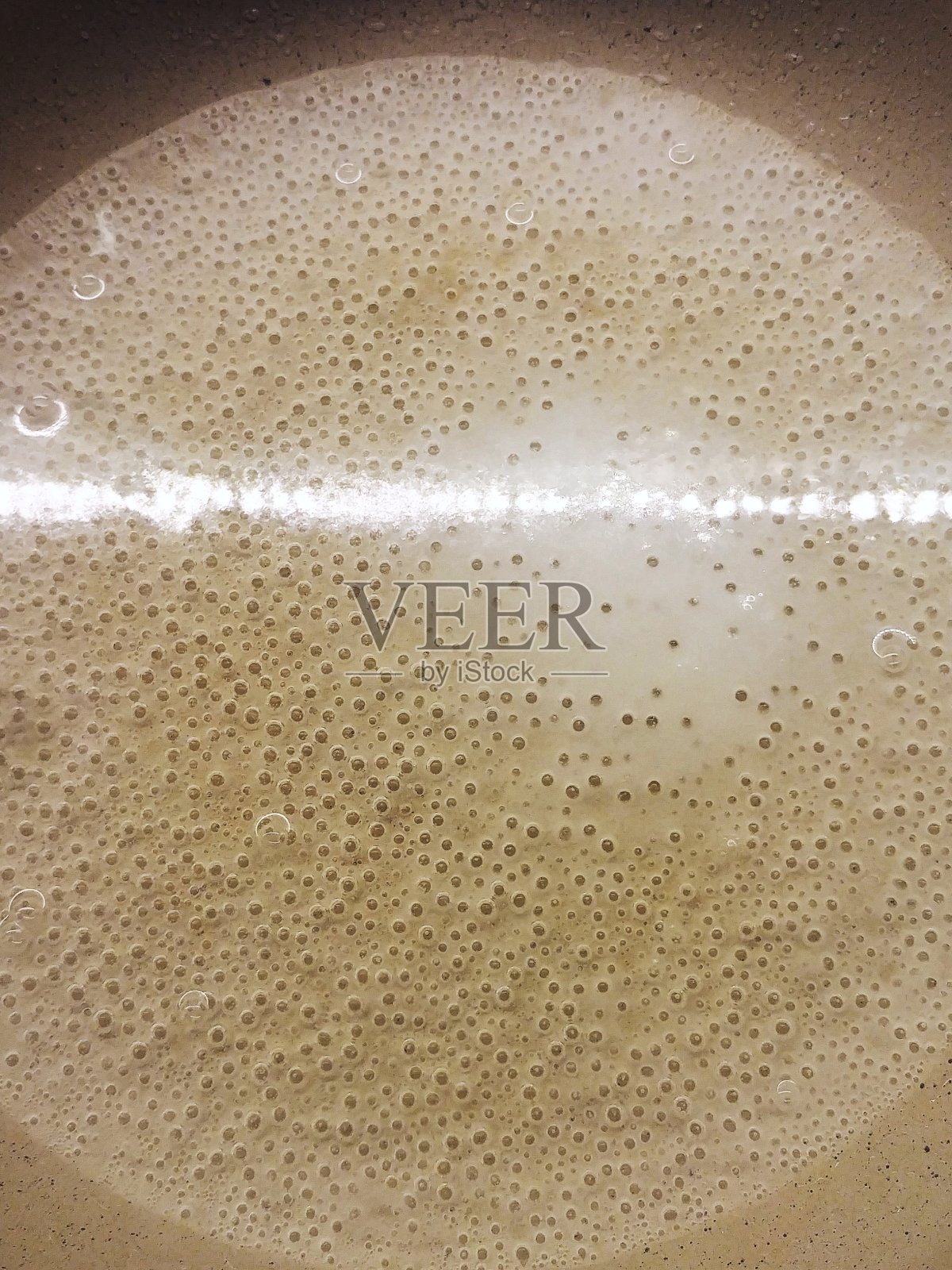 气泡很多，中间有光照片摄影图片