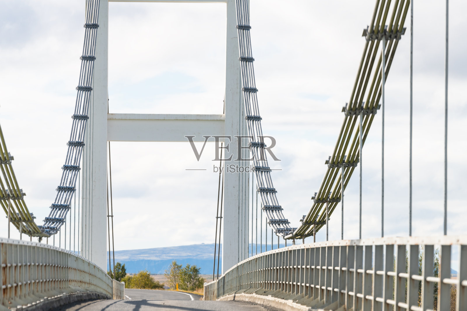 这是冰岛洛加拉斯附近黄金圈31号公路上的一座小型现代狭窄吊桥的特写照片摄影图片