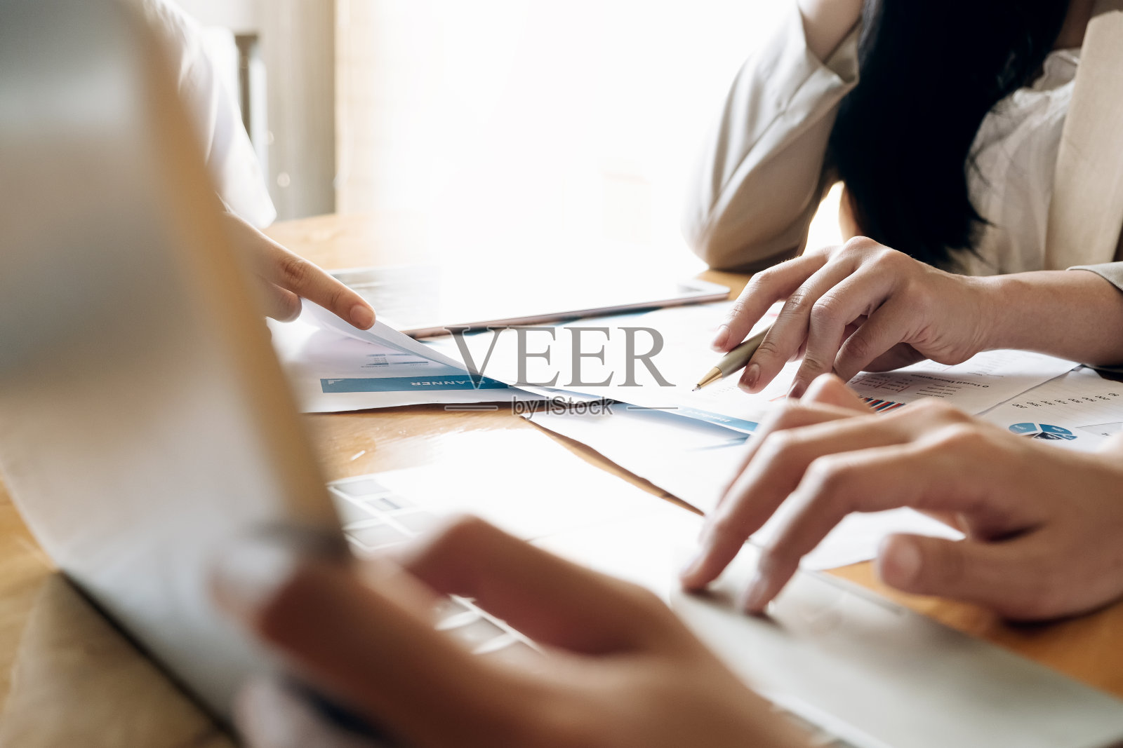 亚洲商务顾问会议在会议室分析和讨论财务报告的情况。投资顾问照片摄影图片