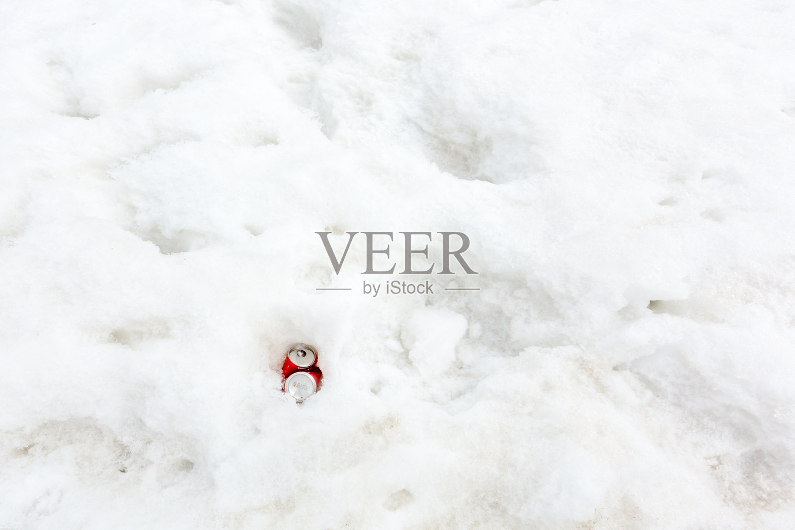 垃圾散落在雪山上。让我们拯救地球，回收多余的垃圾。照片摄影图片