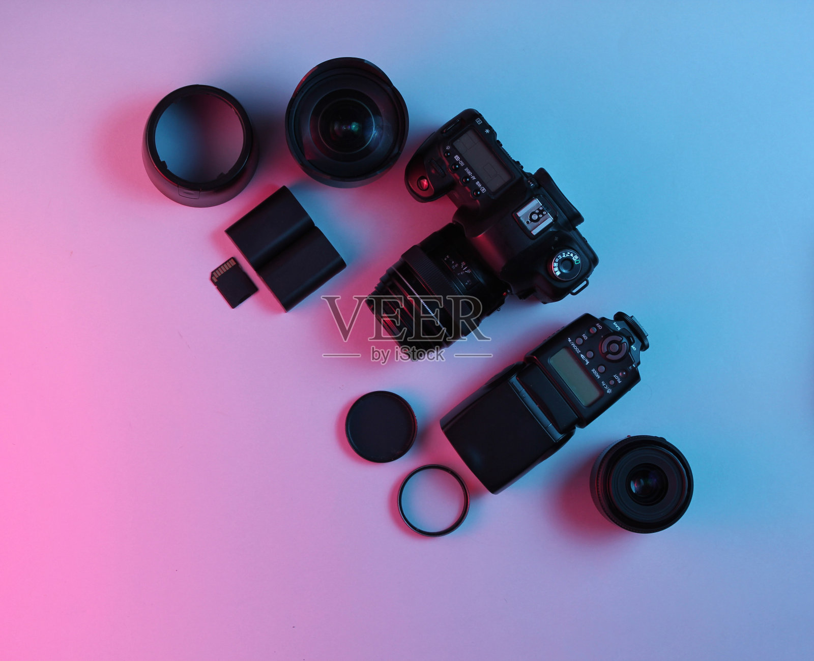 设备专业的摄影师。照相机，镜头，闪光灯，滤光片。霓虹灯。俯视图照片摄影图片