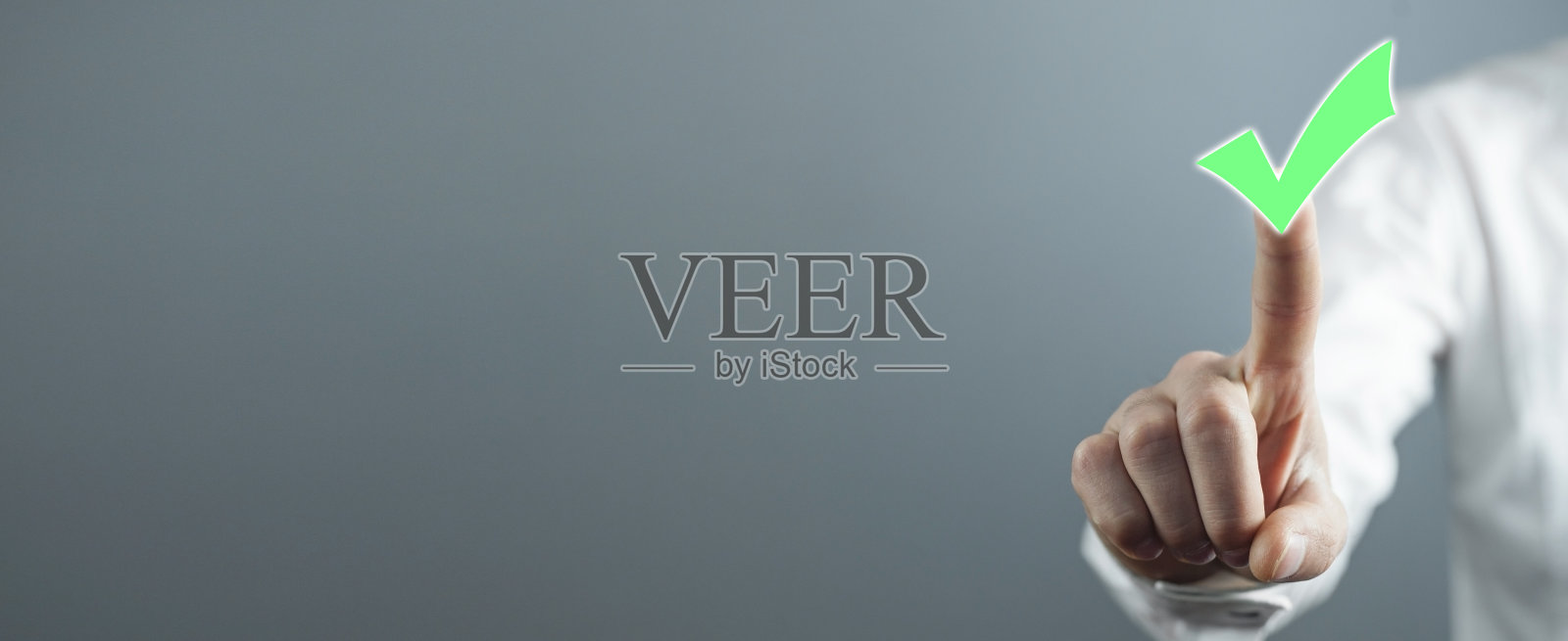 男子手触在检查标记符号。照片摄影图片