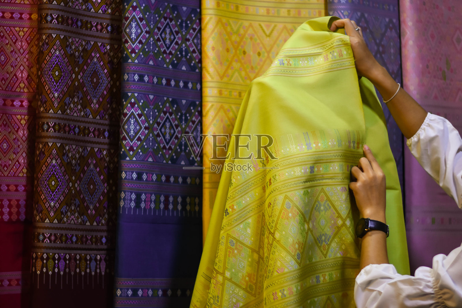 曼谷/泰国- 2019年7月12日-15日泰国传统手织丝绸展，汇集泰国各地面料，以低价展出和销售。照片摄影图片