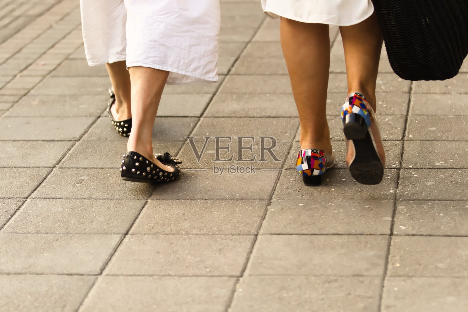 “后视镜”或“夏天街上行走的女人”照片摄影图片