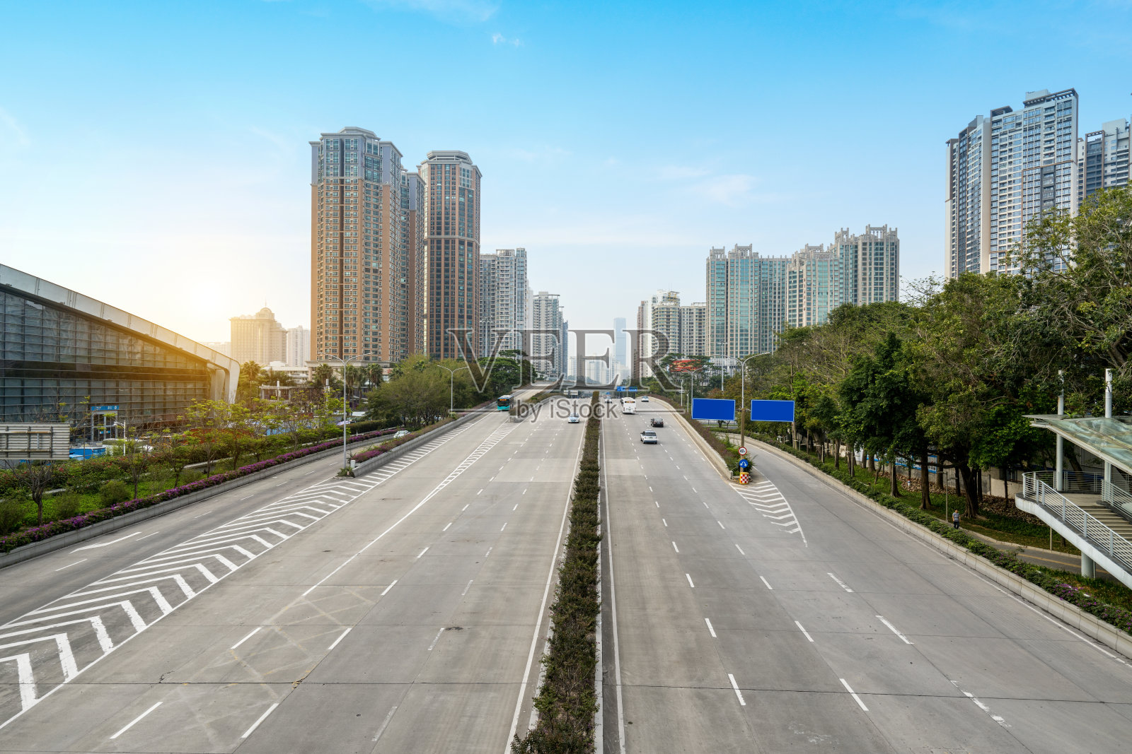 中国深圳的城市道路和现代化办公大楼照片摄影图片