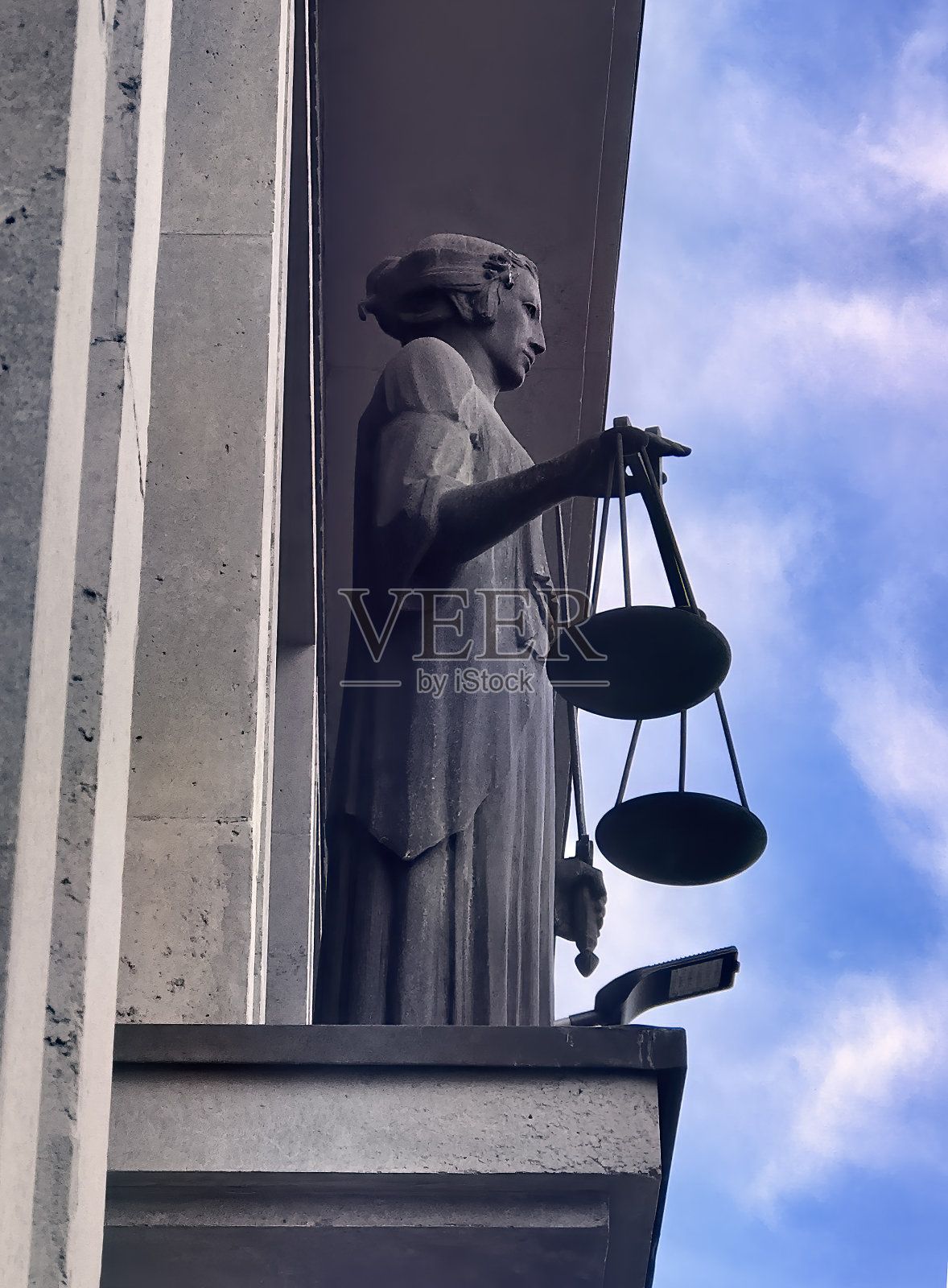 忒弥斯带着天平和剑出现在宫廷前照片摄影图片