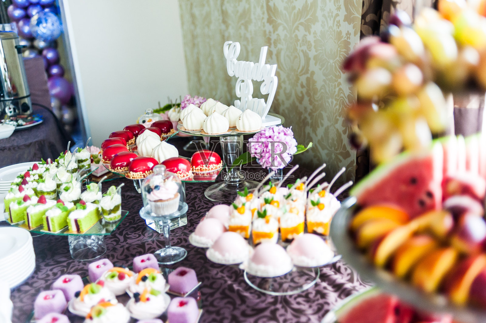 糖果表。婚礼上的糖果。照片摄影图片