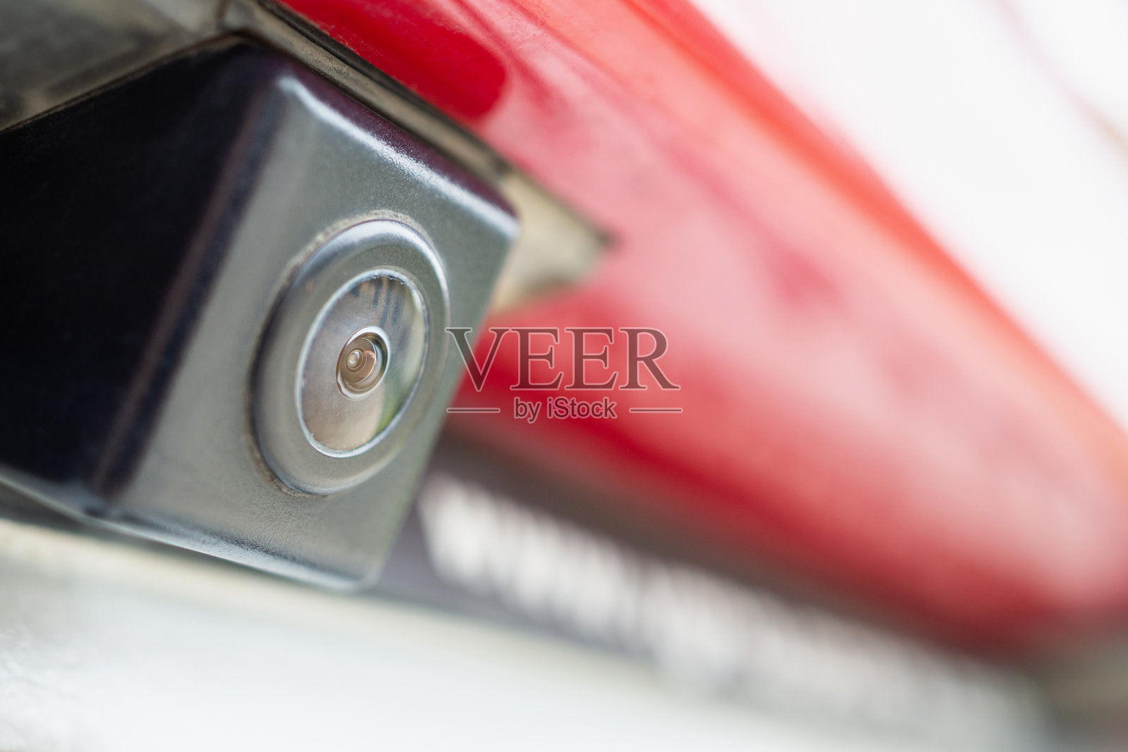 红色汽车后视图摄像头近距离停车协助照片摄影图片