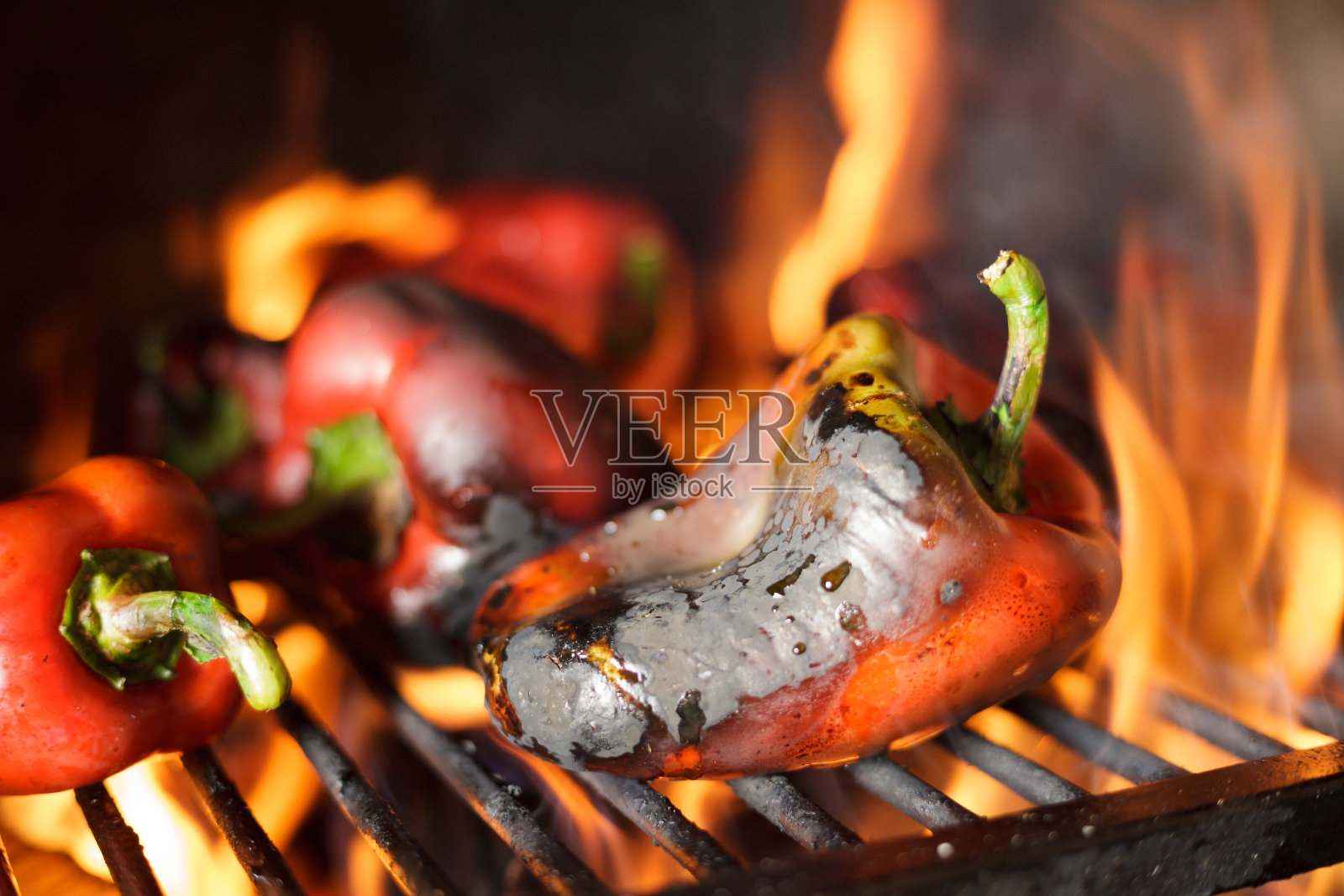 准备传统的巴尔干美食阿加瓦尔，在明火上烤红辣椒照片摄影图片