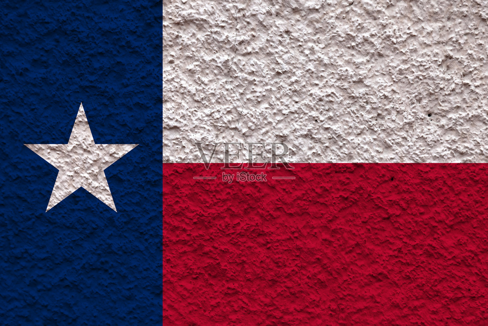 美国德克萨斯州的国旗在独立的这一天以蓝色、红色和白色的颜色衬着一堵灰色的带有石头表面的墙。政治和宗教纠纷，海关和运输照片摄影图片