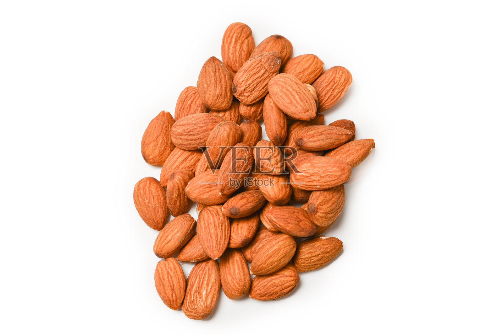 白色背景下分离出的杏仁照片摄影图片