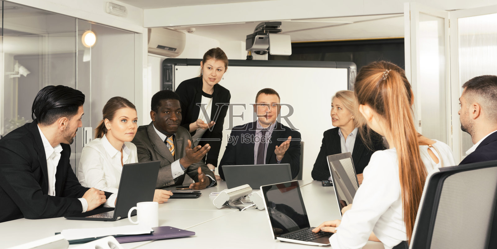 商务人士协商团队合作策略照片摄影图片