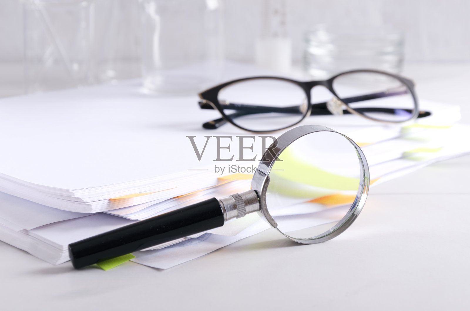 一堆医疗文件实验室检测实验室工作用的医疗玻璃器皿和其他工具照片摄影图片