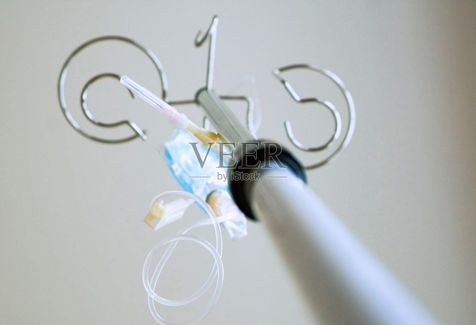 医院外科，急诊室，手术室，医务室。住院病人的盐水点滴。照片摄影图片