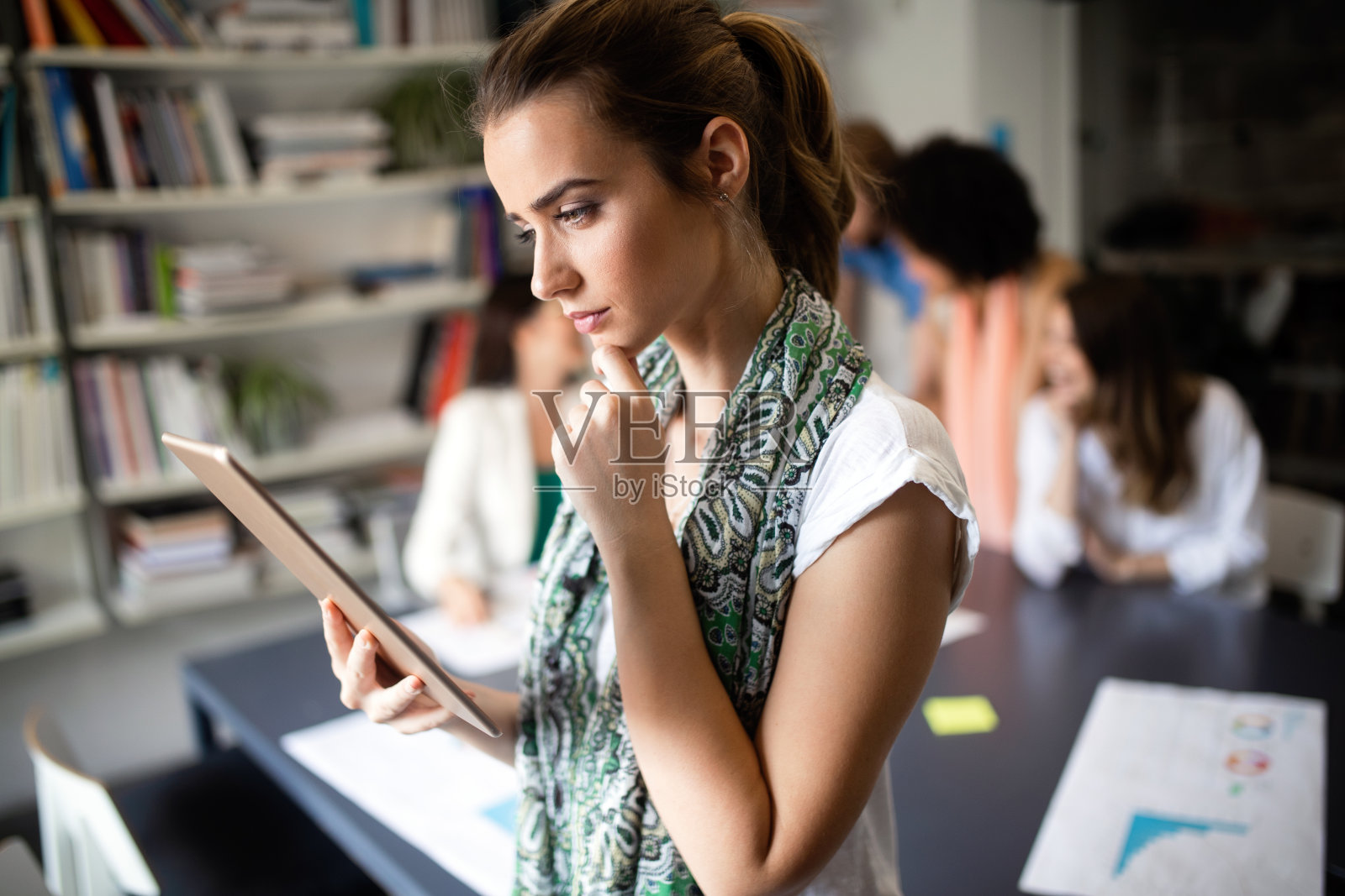 在办公室工作的商务人员协作和分析照片摄影图片