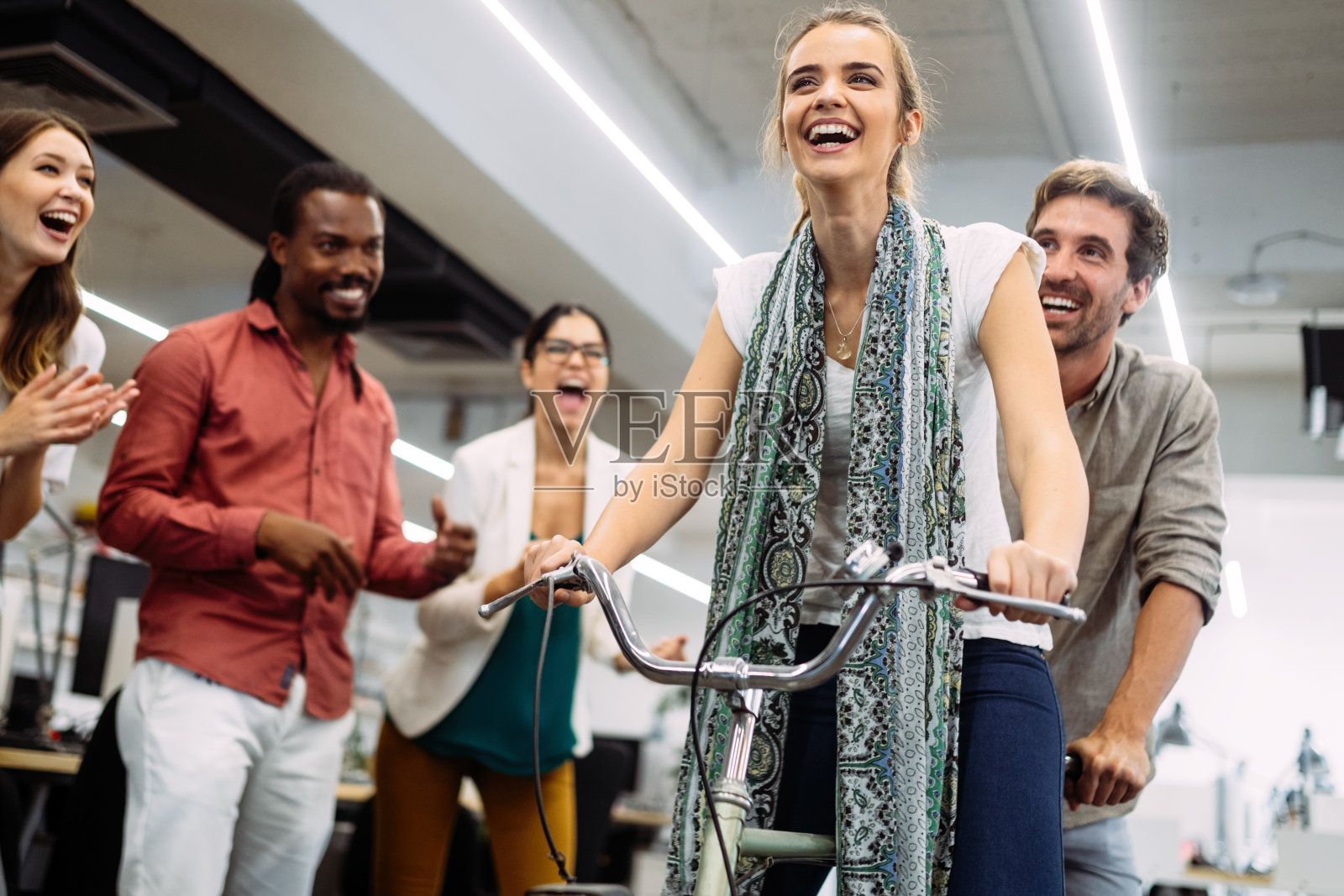 忙碌时髦的办公室里有取得成功的商业人士照片摄影图片