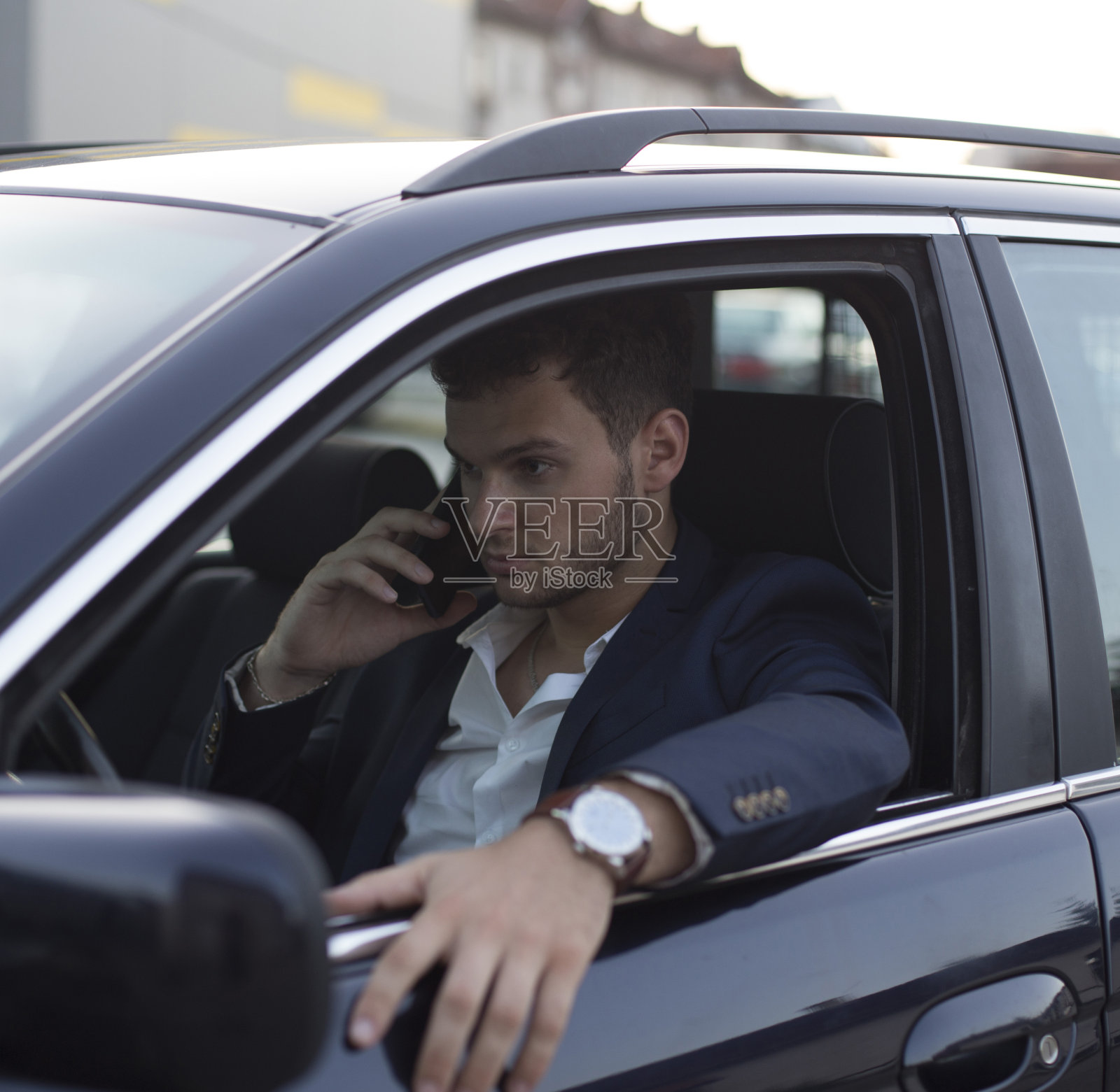 年轻英俊的商人在车里打电话照片摄影图片